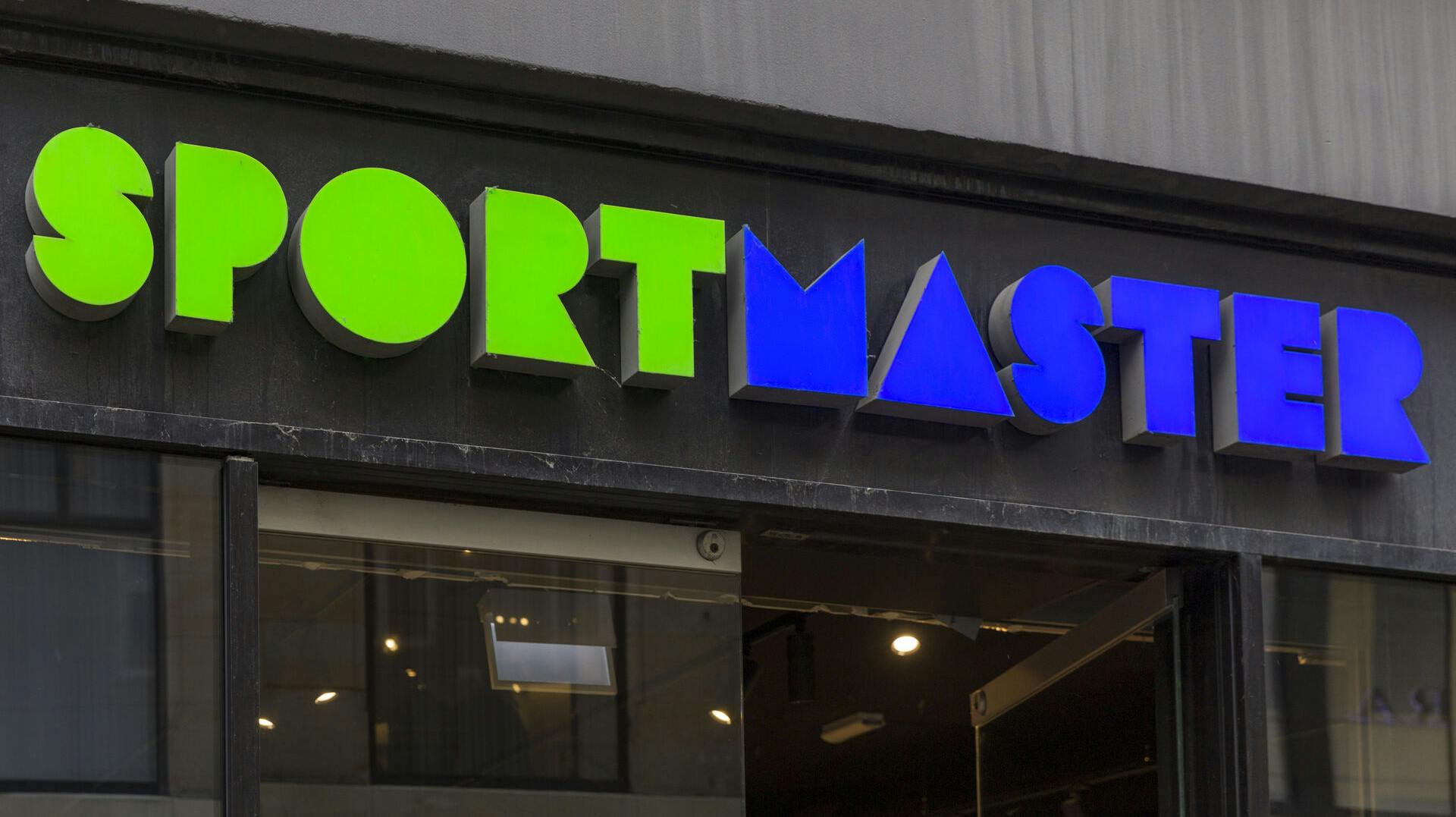 Sportmaster facade skilt