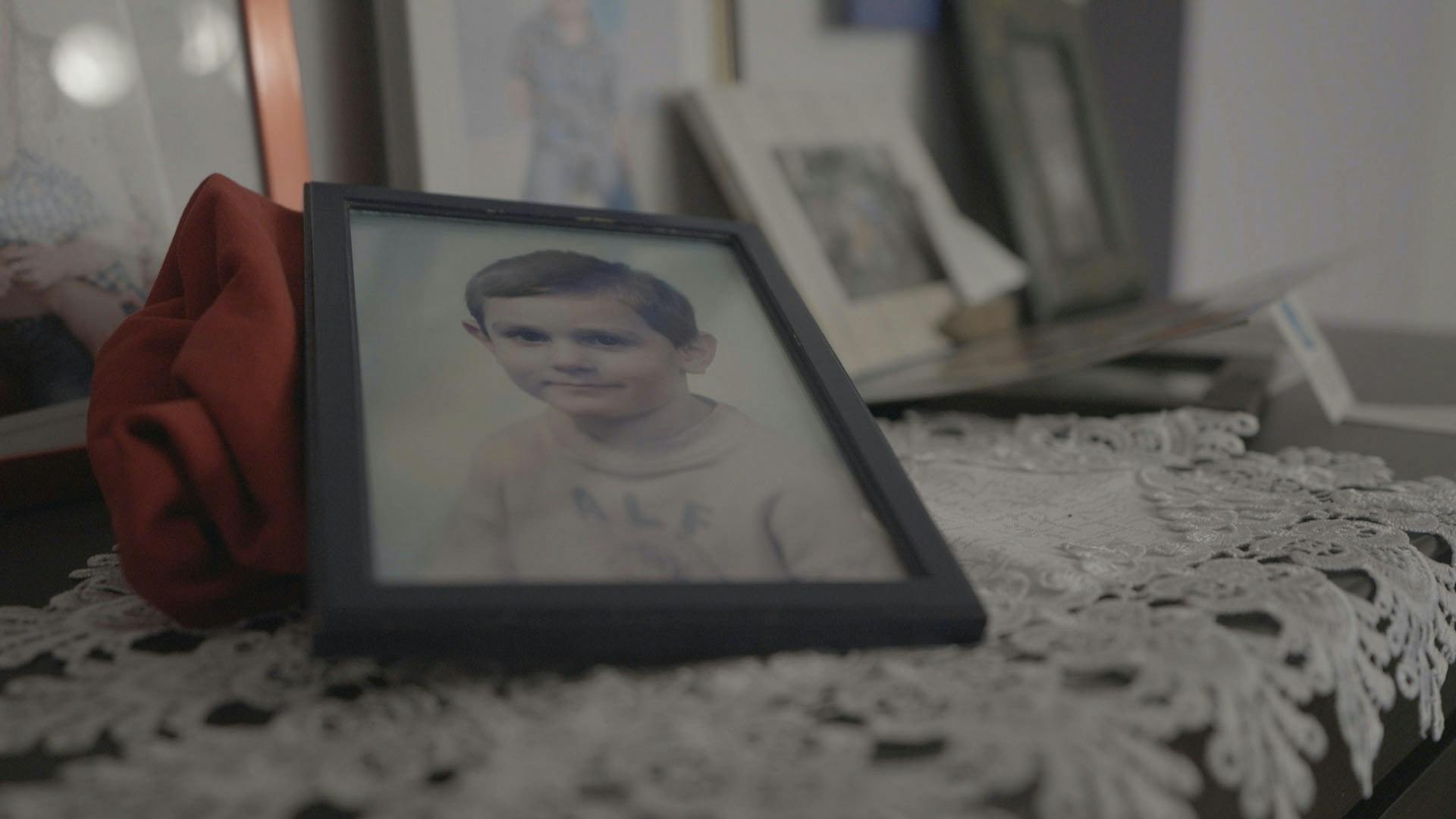 I dokumentaren "Tragedien i Tjæreborg" følger man afdøde Lukasz Makala familie, som forsøger at finde ud af, hvorfor han døde under en anholdelse. Det vil myndighederne ifølge familien ikke fortælle. Syd- og Sønderjyllands Politi reagerer nu på k