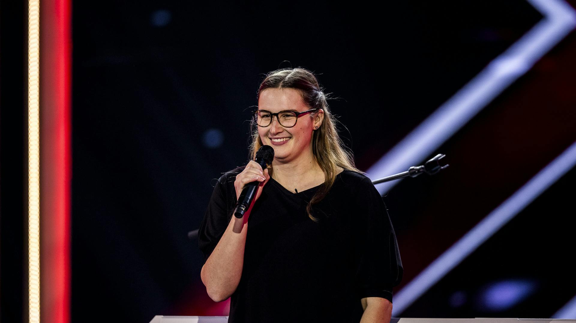 Med "The Minds of 99 "-sangen "Under Din Sne" blæste 28-årige Helene Frank dommerne bagover. Dette til trods for, at hun ikke er vant til at synge på dansk.