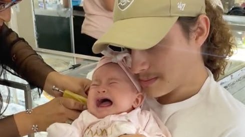 En mor lod sin baby på to måneder blive piercet, og det er faldet flere for brystet. 