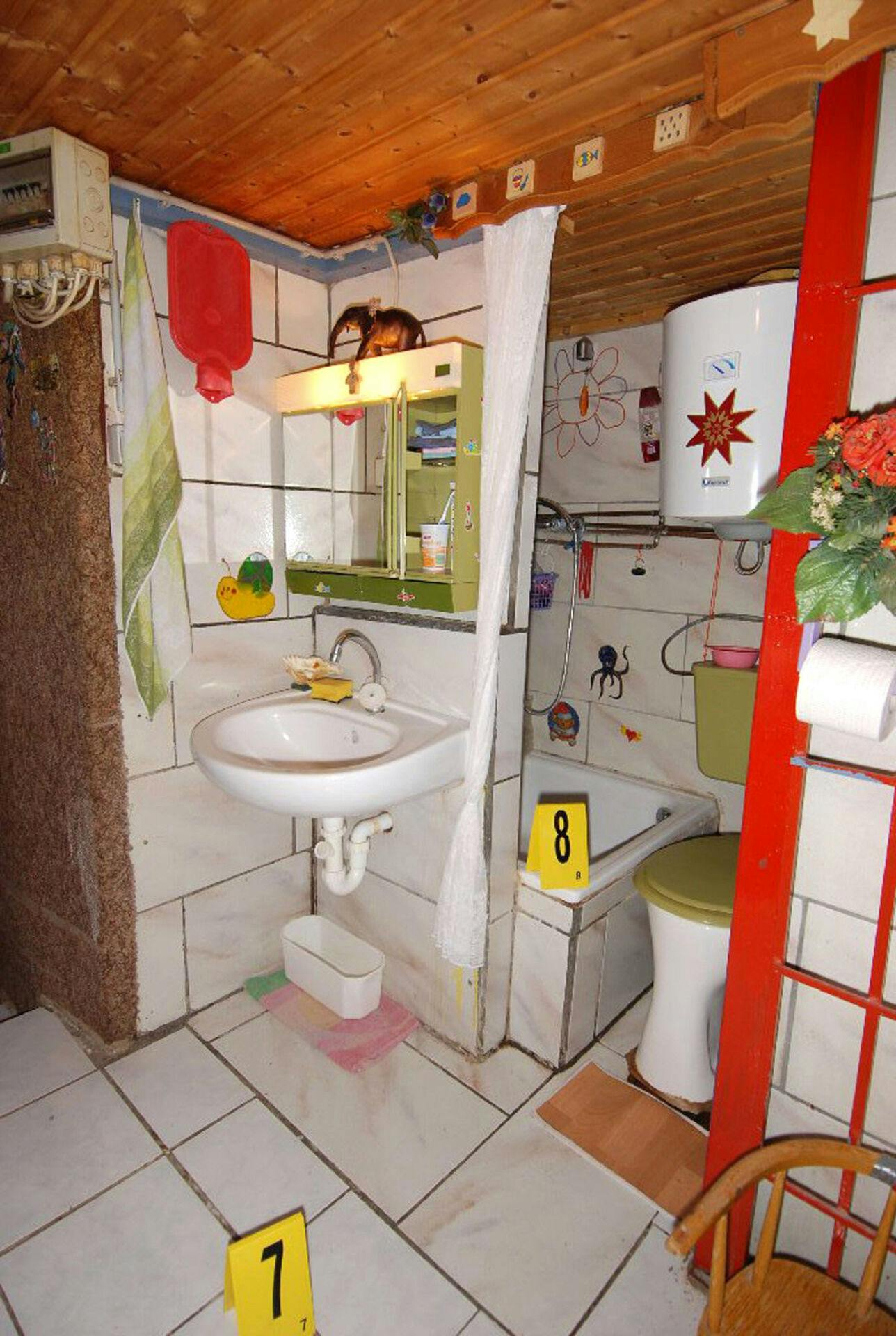 Dette billede blev frigivet af myndighederne den 28. april 2008. Det viser toilettet i det kælderrum, hvor Elisabeth var indespærret i de mange år. 