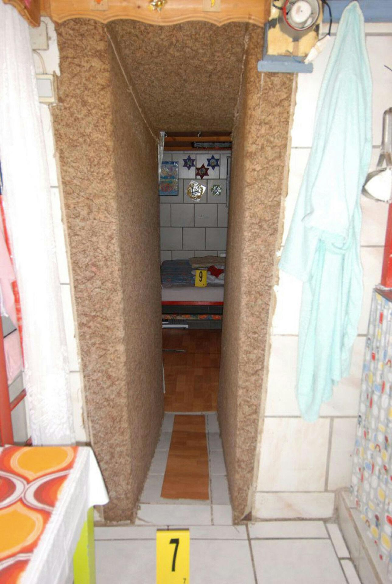 Dette billede blev frigivet af myndighederne den 28. april 2008. Det viser et af kælderrummene i huset.