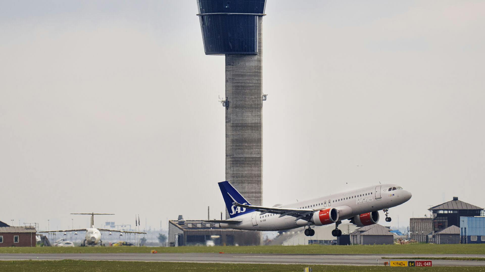 Fly fra SAS passerer kontroltårnet i Københavns Lufthavn, onsdag den 24. maj 2023.. (Foto: Liselotte Sabroe/Ritzau Scanpix)