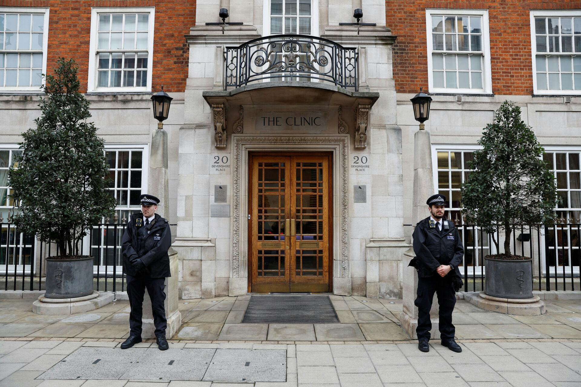 Betjente foran The London Clinic, hvor prinsesse Catherine i disse dage er indlagt efter en maveoperation.
