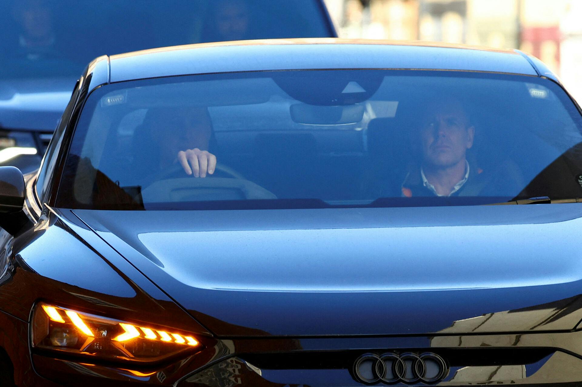 Prins William kørte selv bilen, da han ankom til sygehuset for at besøge sin indlagte hustru.