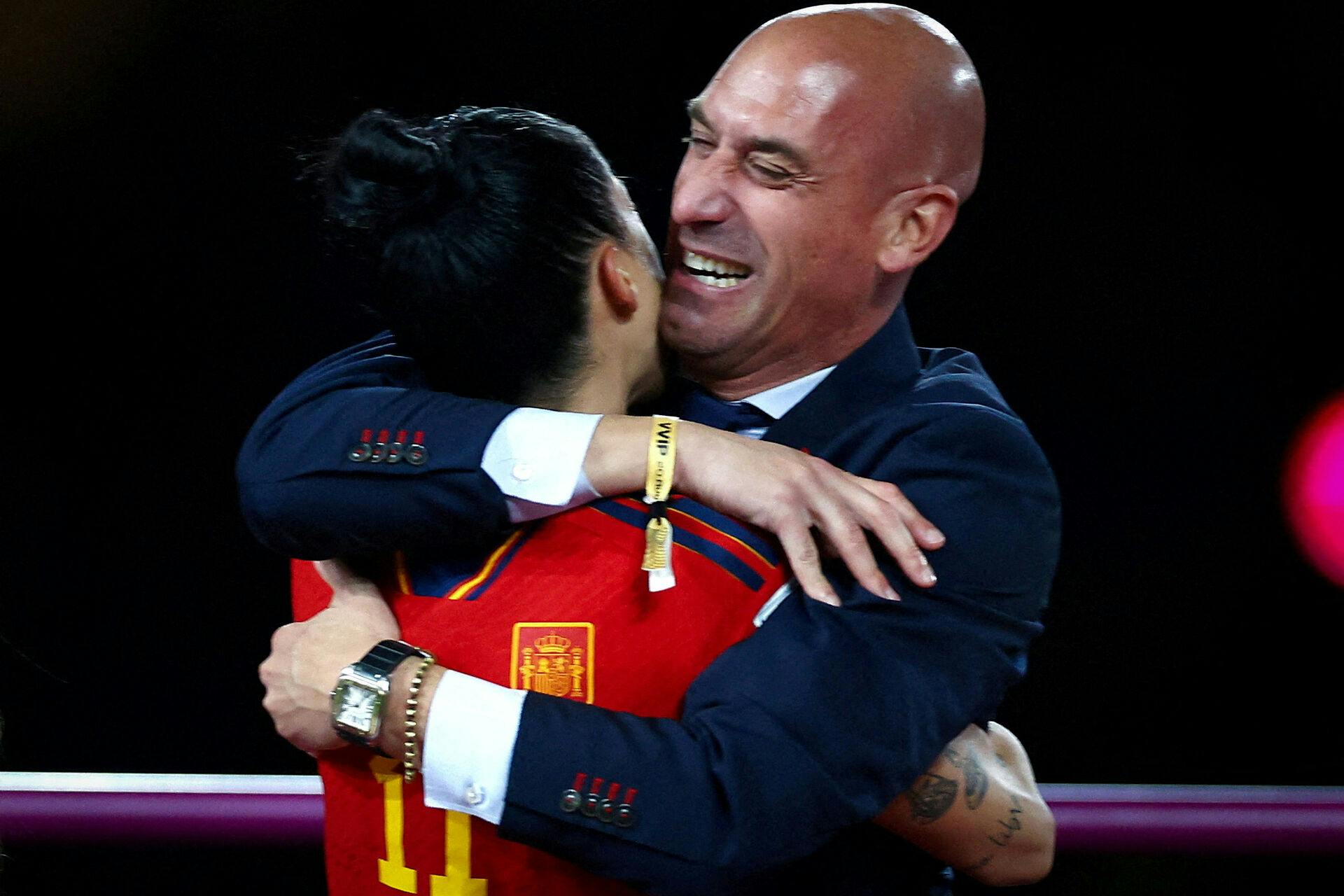 En spansk dommer mener, at den tidligere spanske fodboldboss Luis Rubiales skal stilles for retten for det kys, han gav landsholdsspilleren Jenni Hermoso efter VM-finalen.