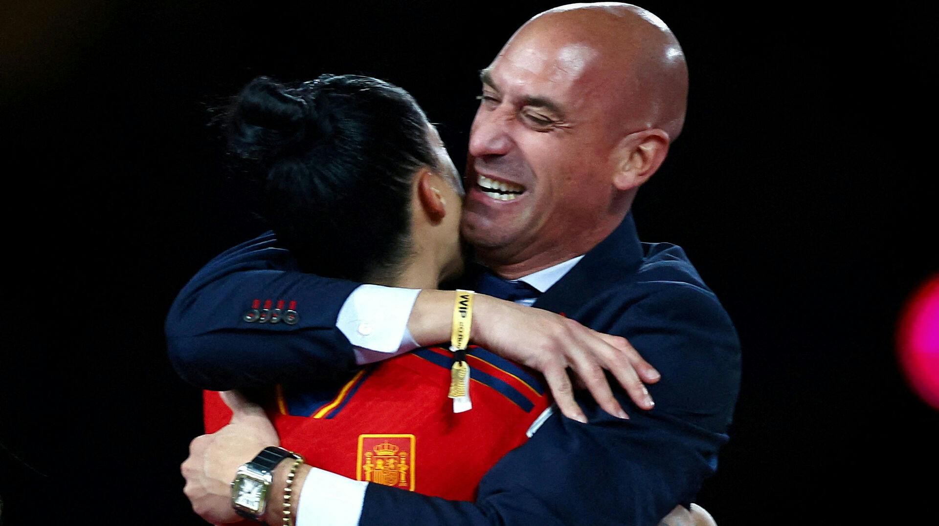 En spansk dommer mener, at den tidligere spanske fodboldboss Luis Rubiales skal stilles for retten for det kys, han gav landsholdsspilleren Jenni Hermoso efter VM-finalen.