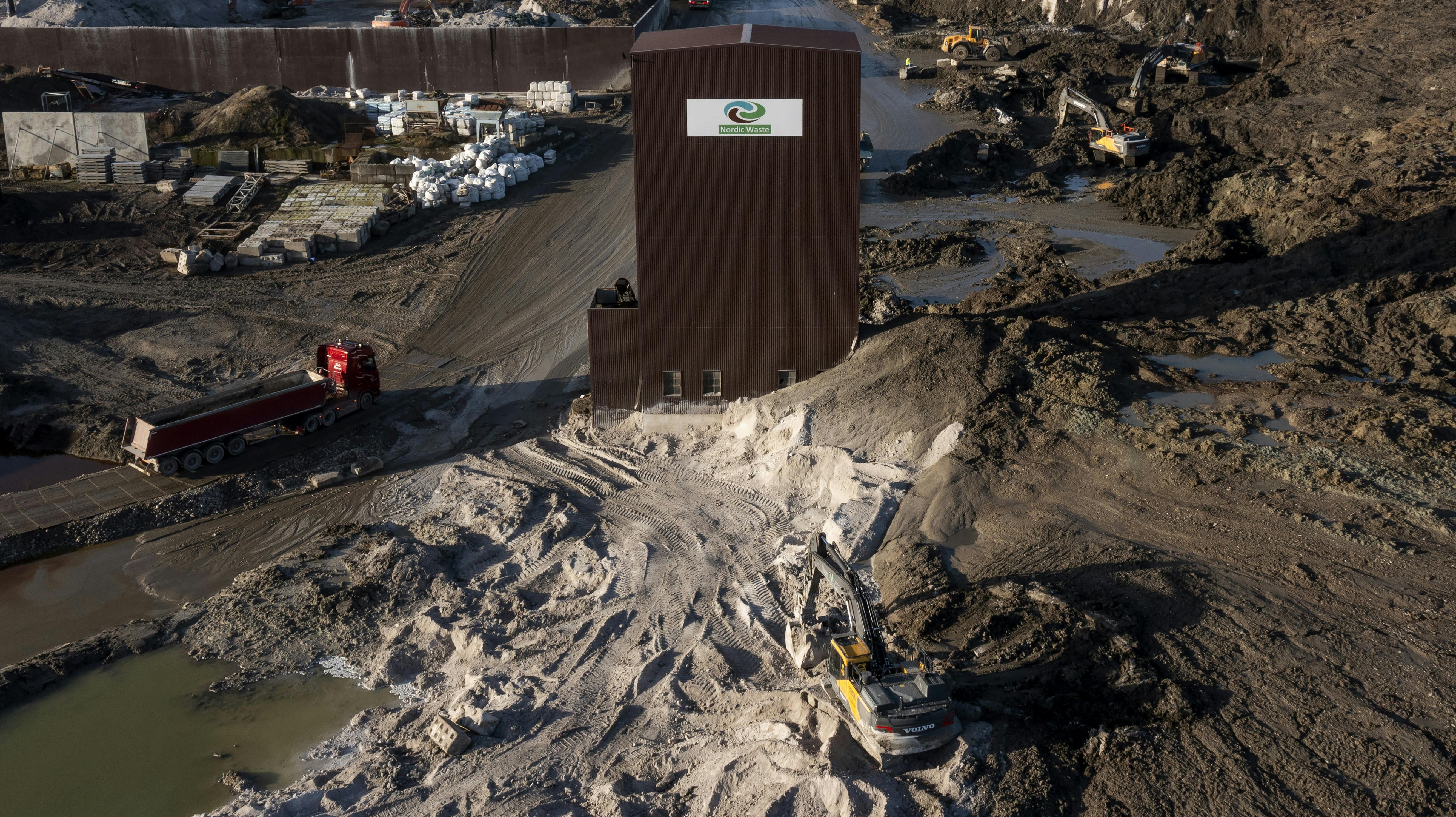 Jorden kom fra jorddyngerne hos miljøvirksomheden Nordic Waste og blev flyttet i forbindelse med kommunens arbejde med at bremse jordskreddet.