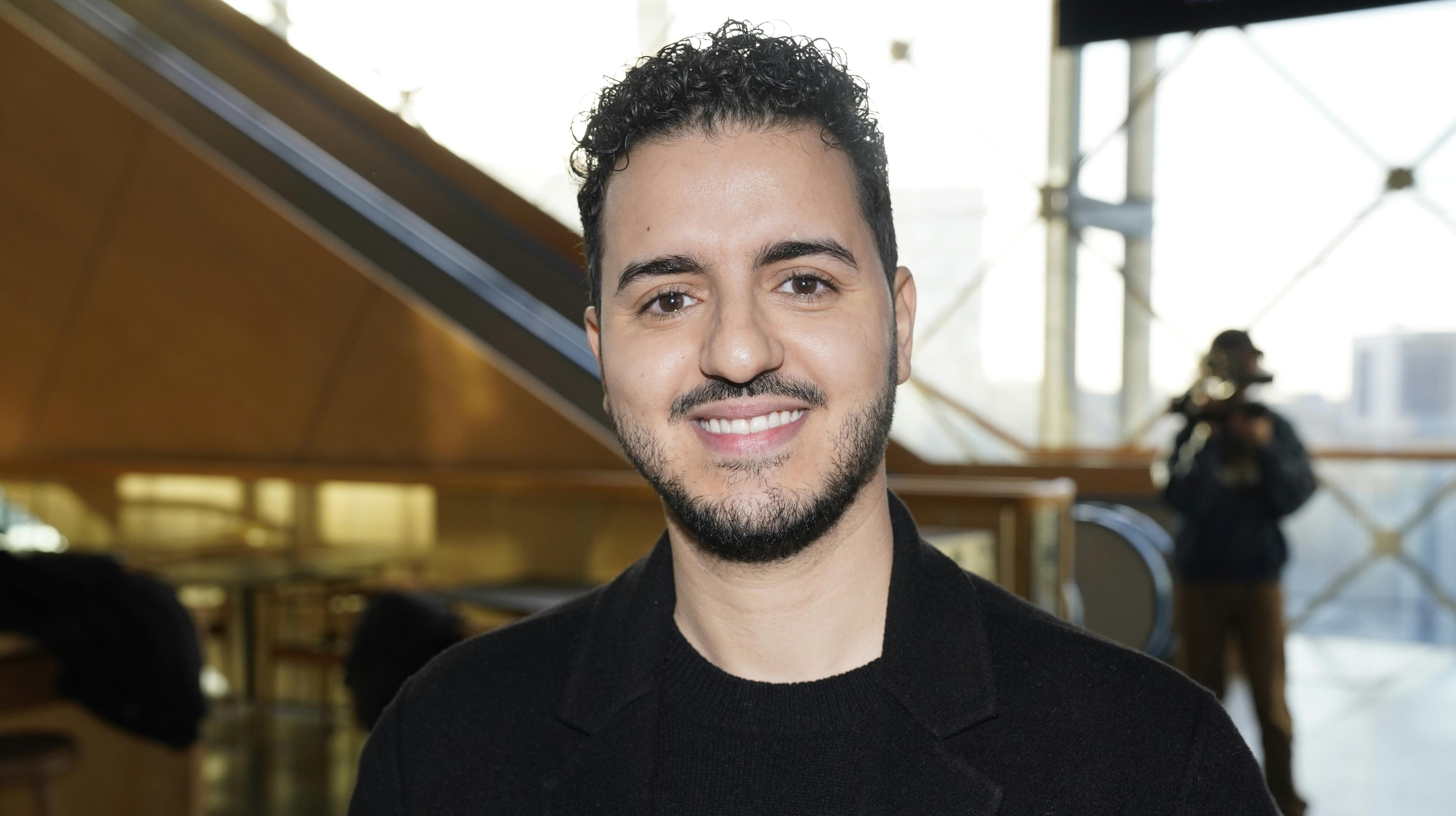I en alt for ung alder mistede Basim begge sine forældre. Midt i sorgen måtte Melody Grand Prix-deltageren finde ud af, hvem han var uden dem – og genfinde sig selv. 