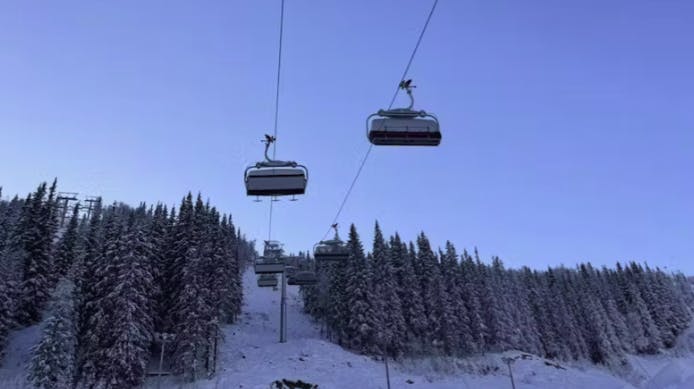 De to skiskoleelever styrtede ned fra skiliften her.