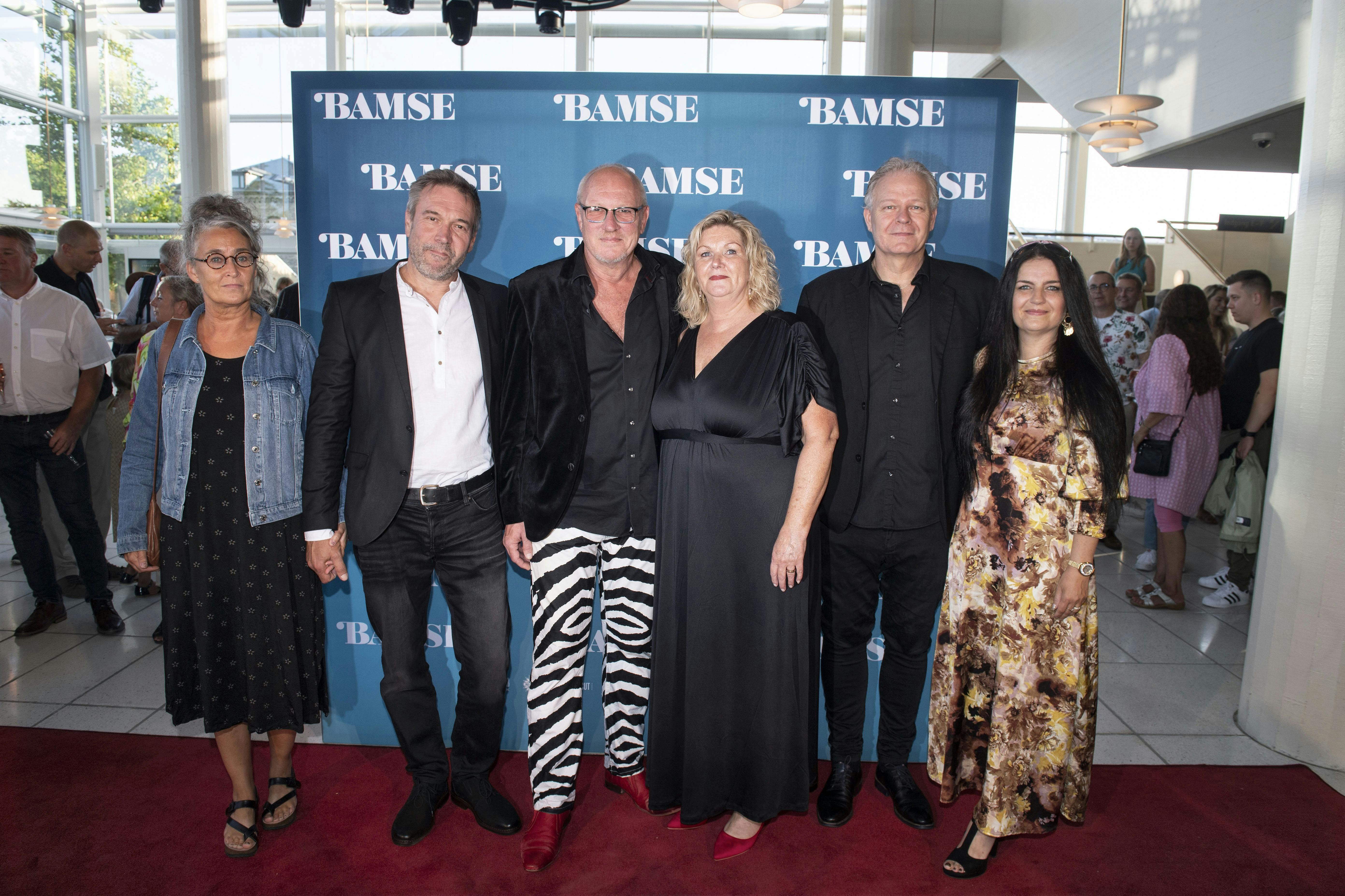 Anders Lampe i den hvide skjorte var med til premieren på filmen "Bamse".