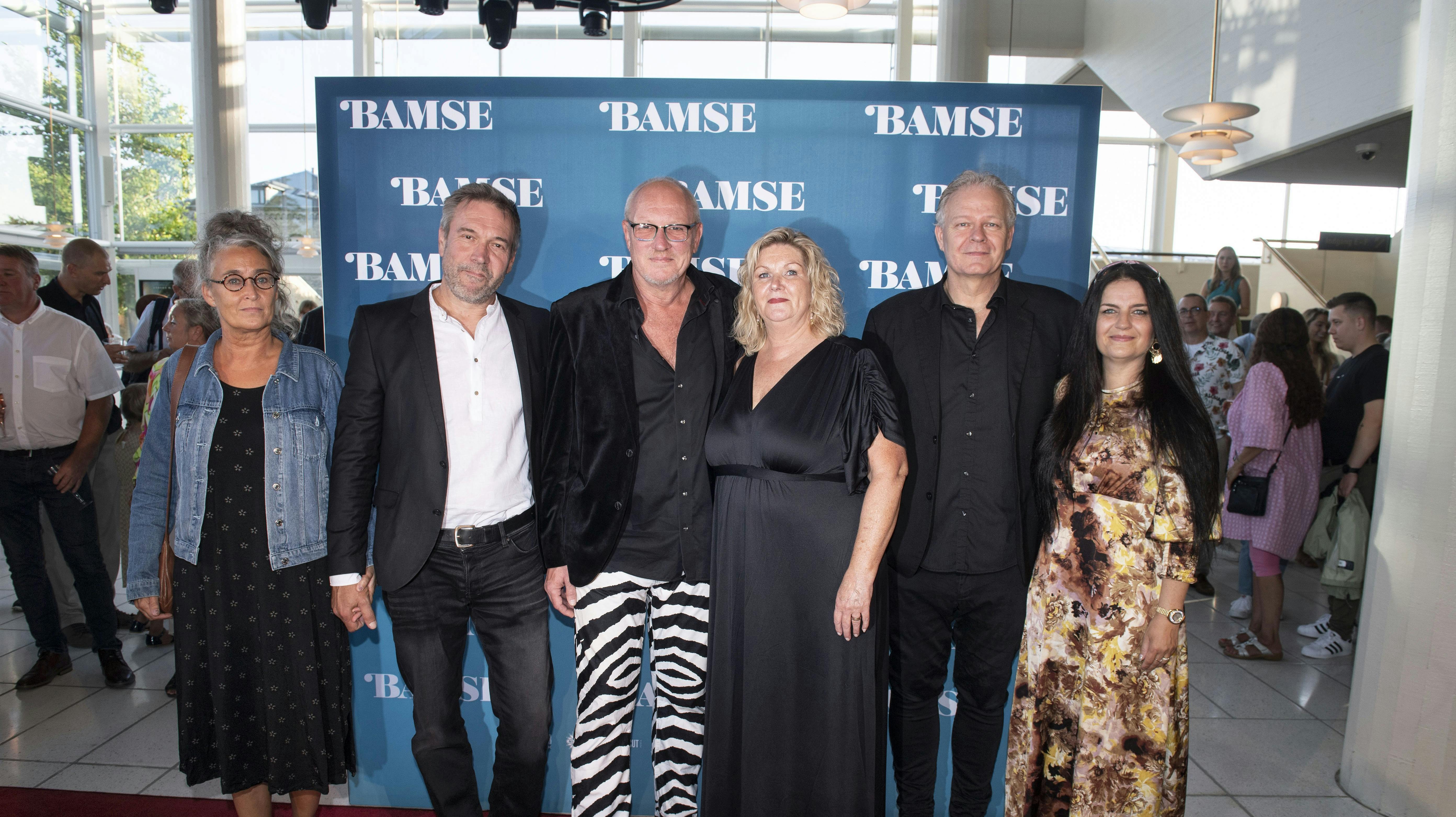 Anders Lampe i den hvide skjorte var med til premieren på filmen "Bamse".