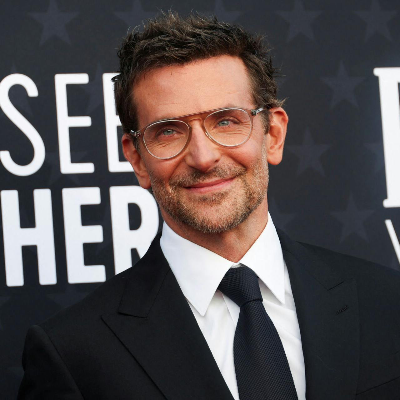 Bradley Cooper og Gigi Hadid er blevet spottet hånd i hånd.