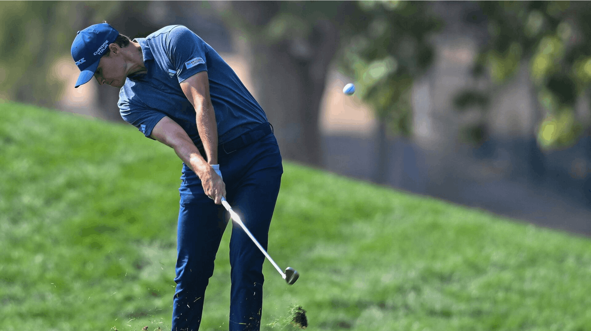 Rasmus Højgaard svinger køllen med stor succes i Dubai i disse dage.