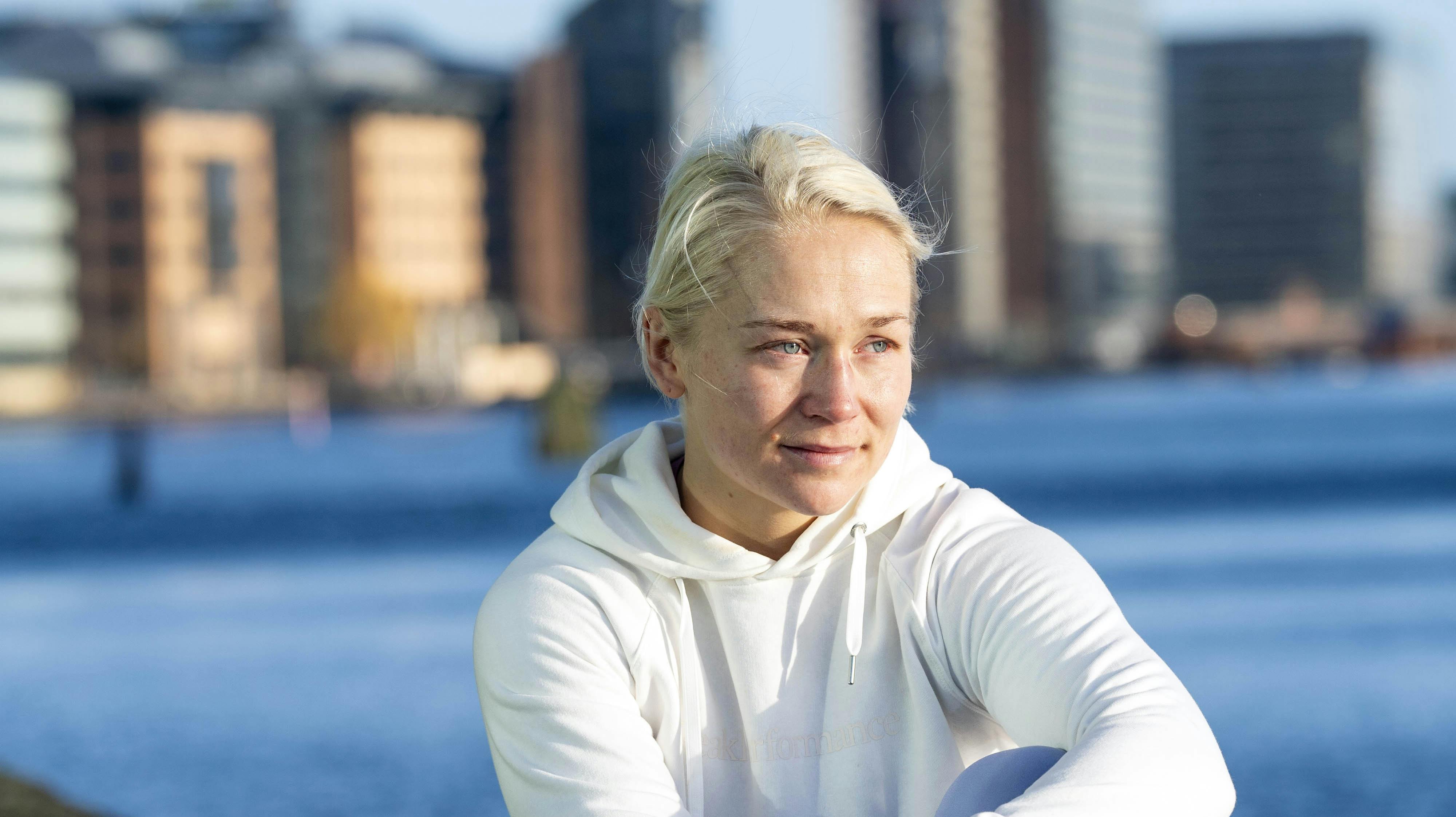 Bokseren ønsker at give sin søn en anderledes opdragelse, end den hun selv fik.