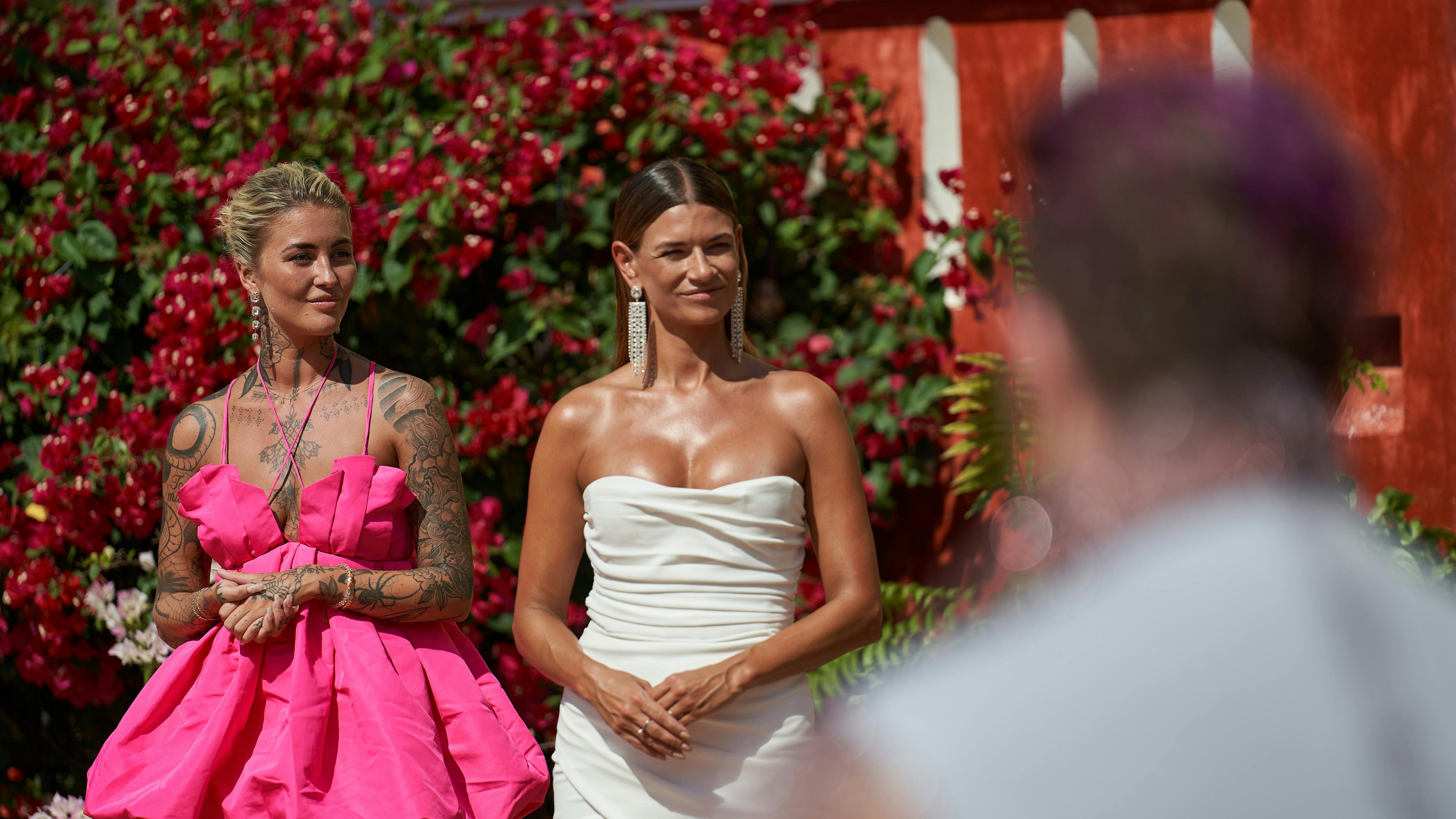 Olivia Salo og RIkke Gøransson ser til, mens vinderne af "Paradise Hotel" 19 kåres.
