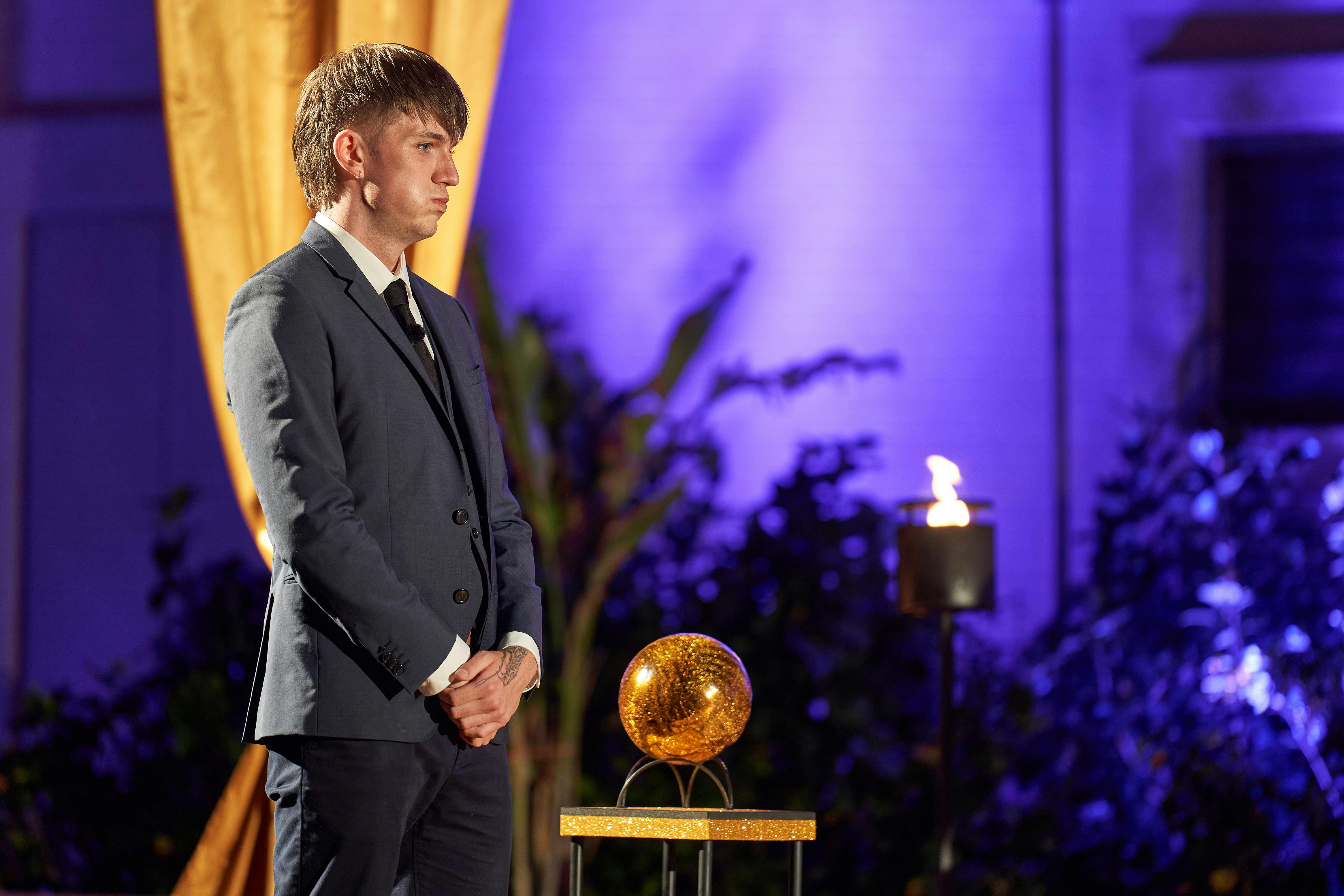 Lucas Buchardt bliver rigtig nervøs, da Vivi Bach får mulighed for at bytte ham ud lige inden troskabstesten.