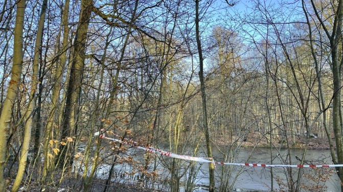 Kvinden blev fundet dø under et lag is i søen her.