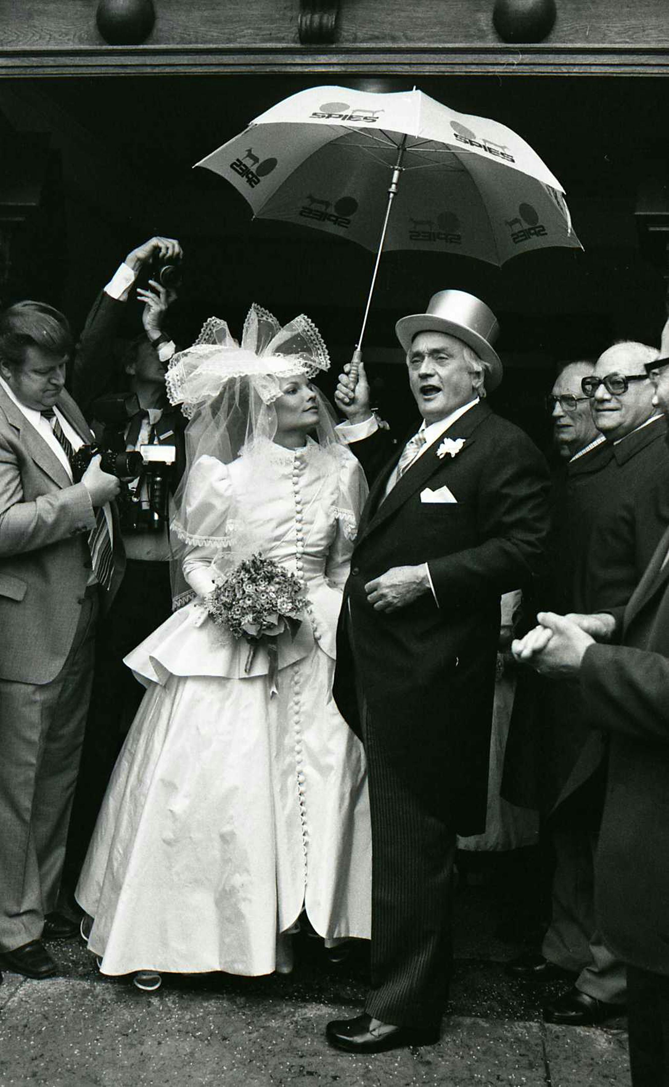 Rejsekongen Simon Spies gifter sig med den unge Janni Brodersen den 11. maj 1983 i Holmens Kirke i København. - 