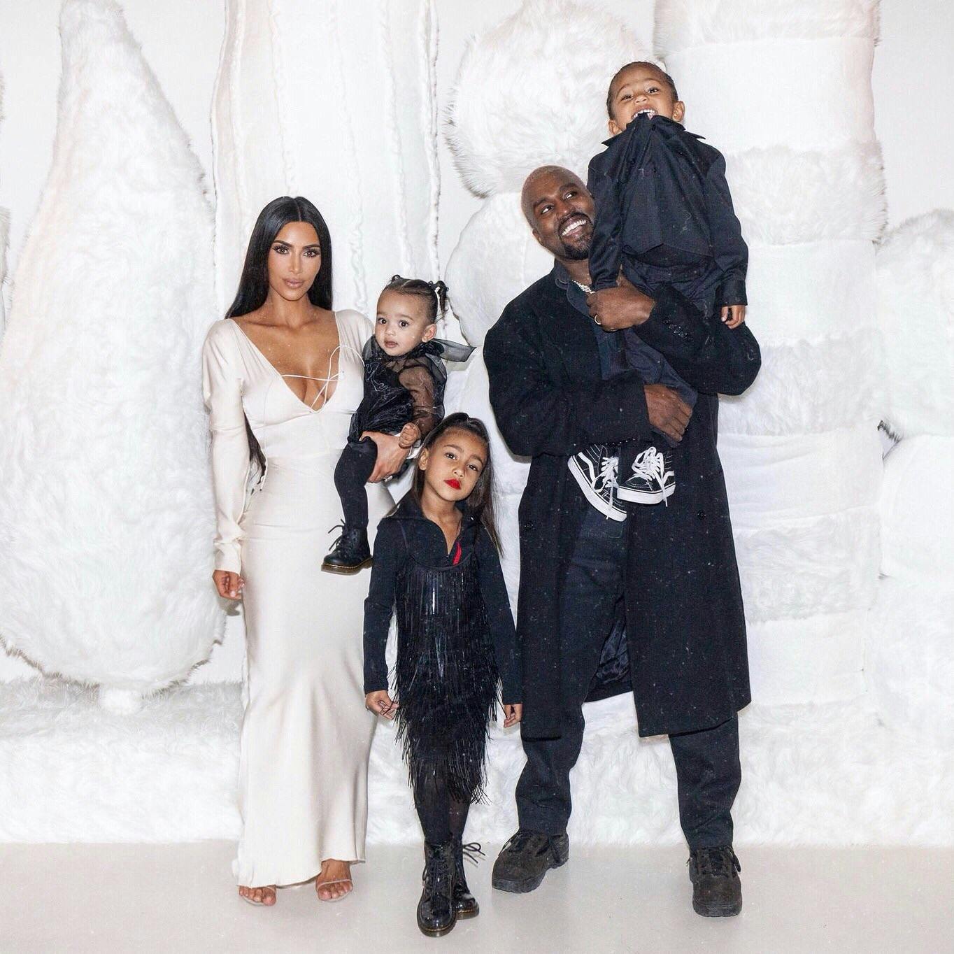 Kim Kardashian og Kanye West med børnene Saint, North og Chicago i 2018. Den mindste West, Psalm, blev først født året efter.