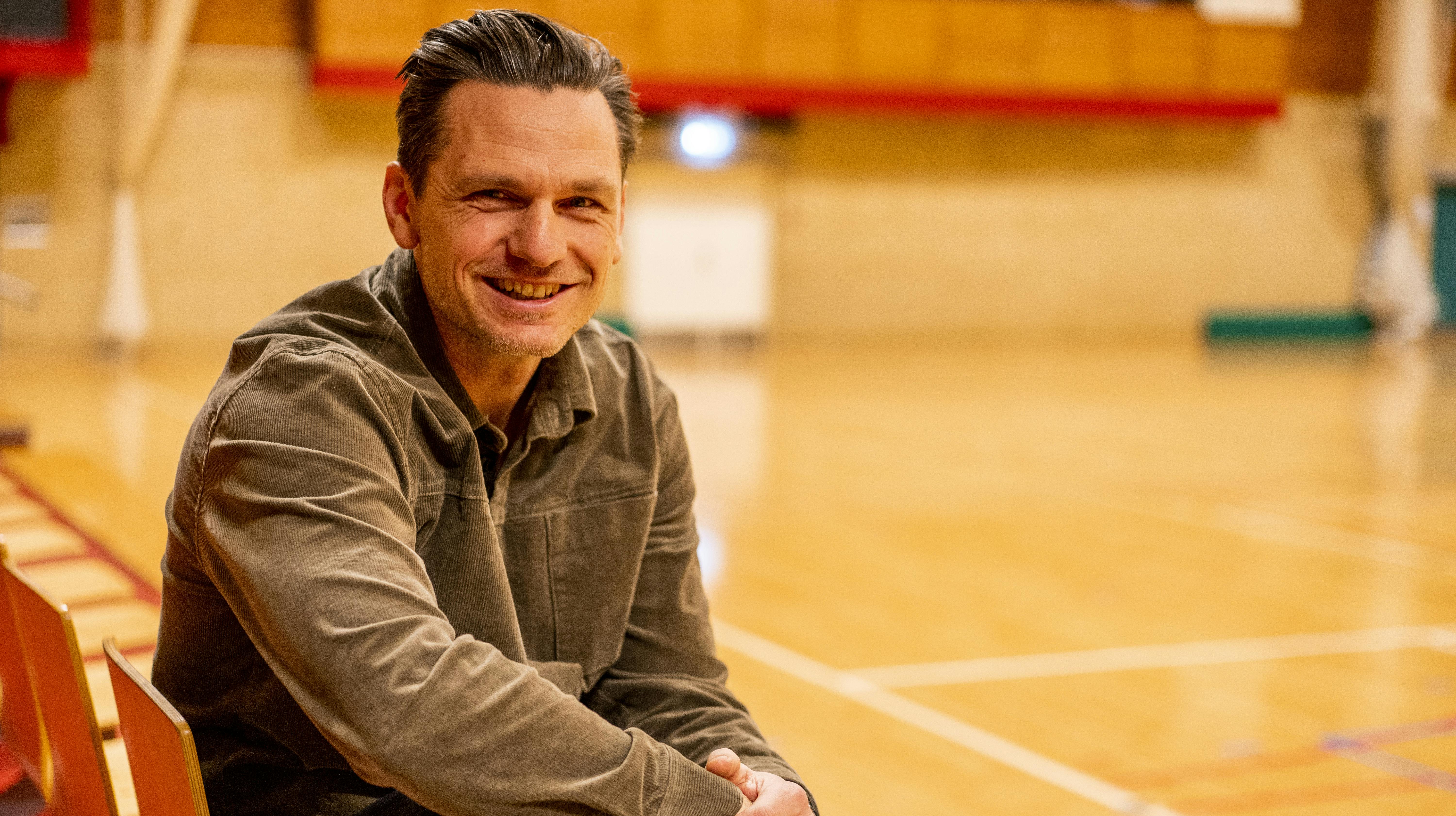 Claus Møller Jakobsen smider helst al tøjet, når der skal tælles får om aftenen. 