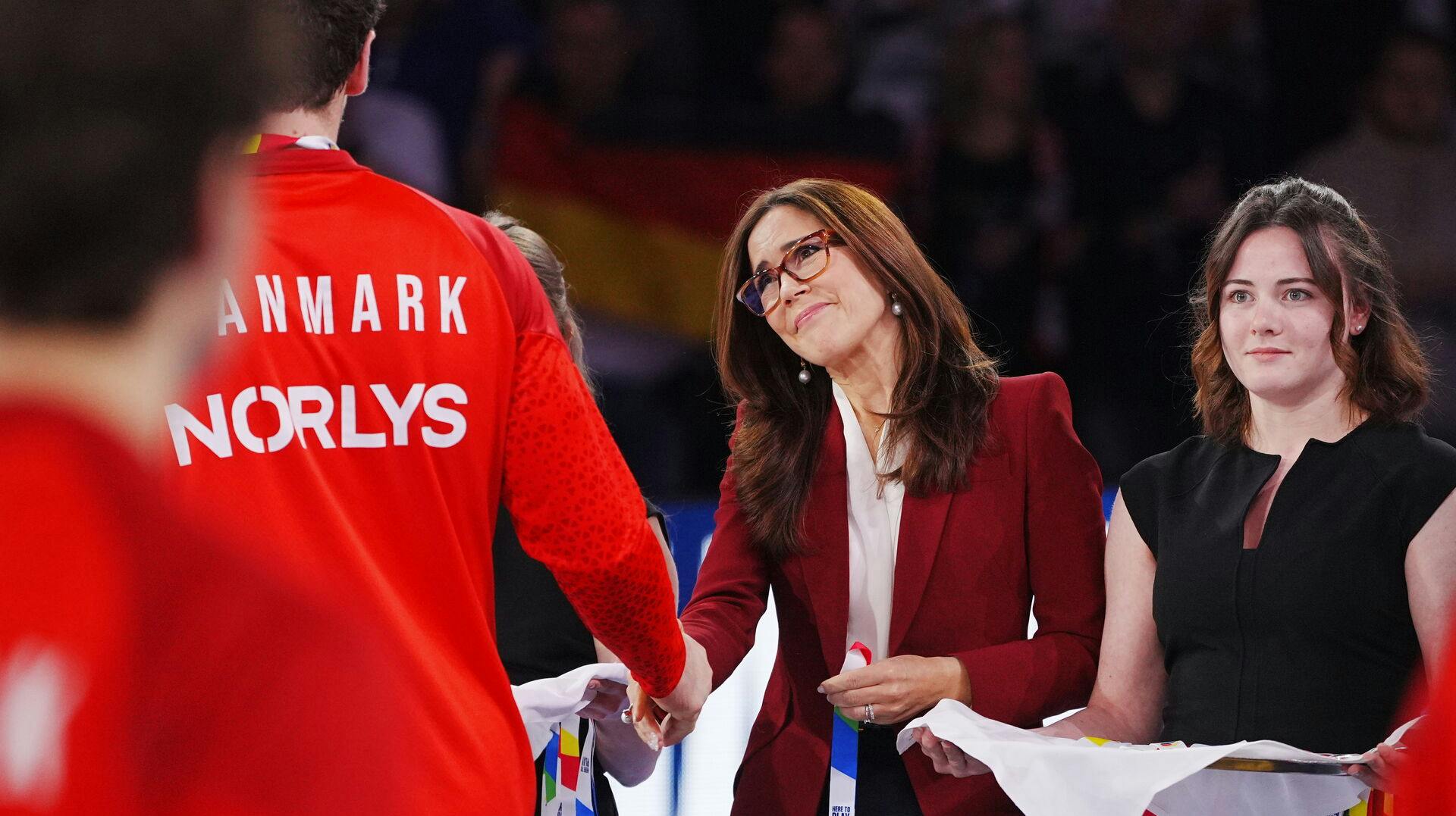 Mary var med til at uddele medaljer ved EM. 