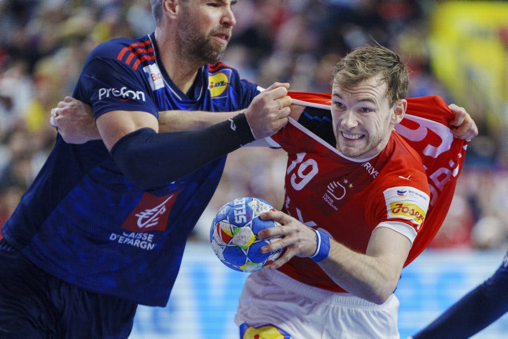 Det franske forsvar gik hårdt til Mathias Gidsel i EM-finalen i Köln søndag.&nbsp;