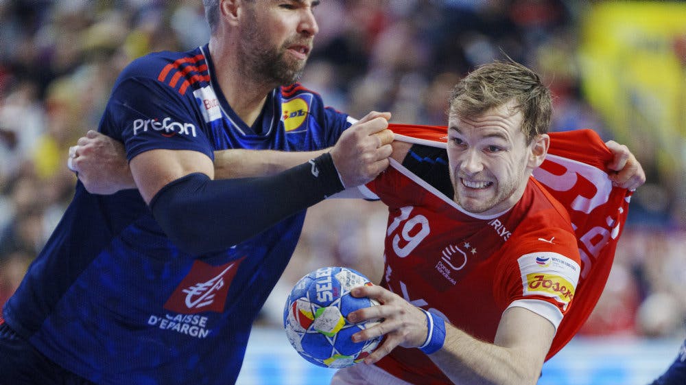 Det franske forsvar gik hårdt til Mathias Gidsel i EM-finalen i Köln søndag. 