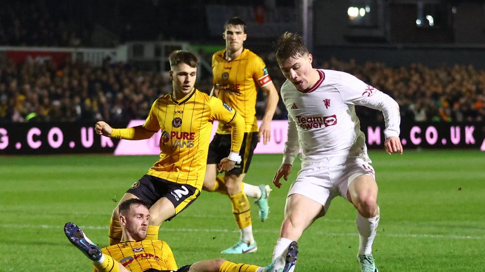 Rasmus Højlund satte den sidste prik på Manchester Uniteds sejr over Newport i FA Cup med en scoring i tillægstiden. 