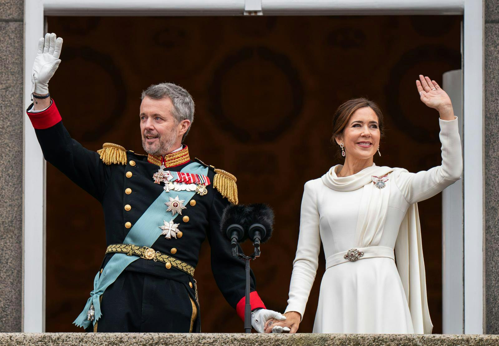 Kong Frederik og dronning Mary hilser på folket den 14. januar - førstge gang som konge og dronning.