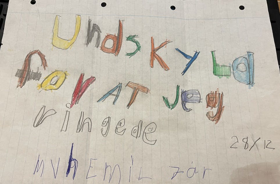 Syvårige Emil kom ved en fejl til at ringe op til Alarmcentralen i Slagelse den 28. december. Nu har han sendt en håndskreven undskyldning.