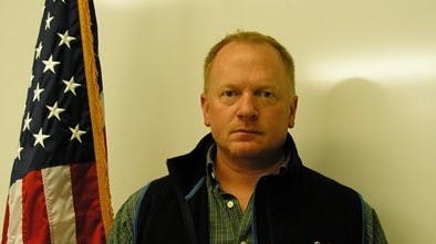 51-årige Kevin Howell mistede livet, da han reddede sin søn op af vandet, efter de var røget igennem frosne Etna Pond i Carmel, Maine i USA.