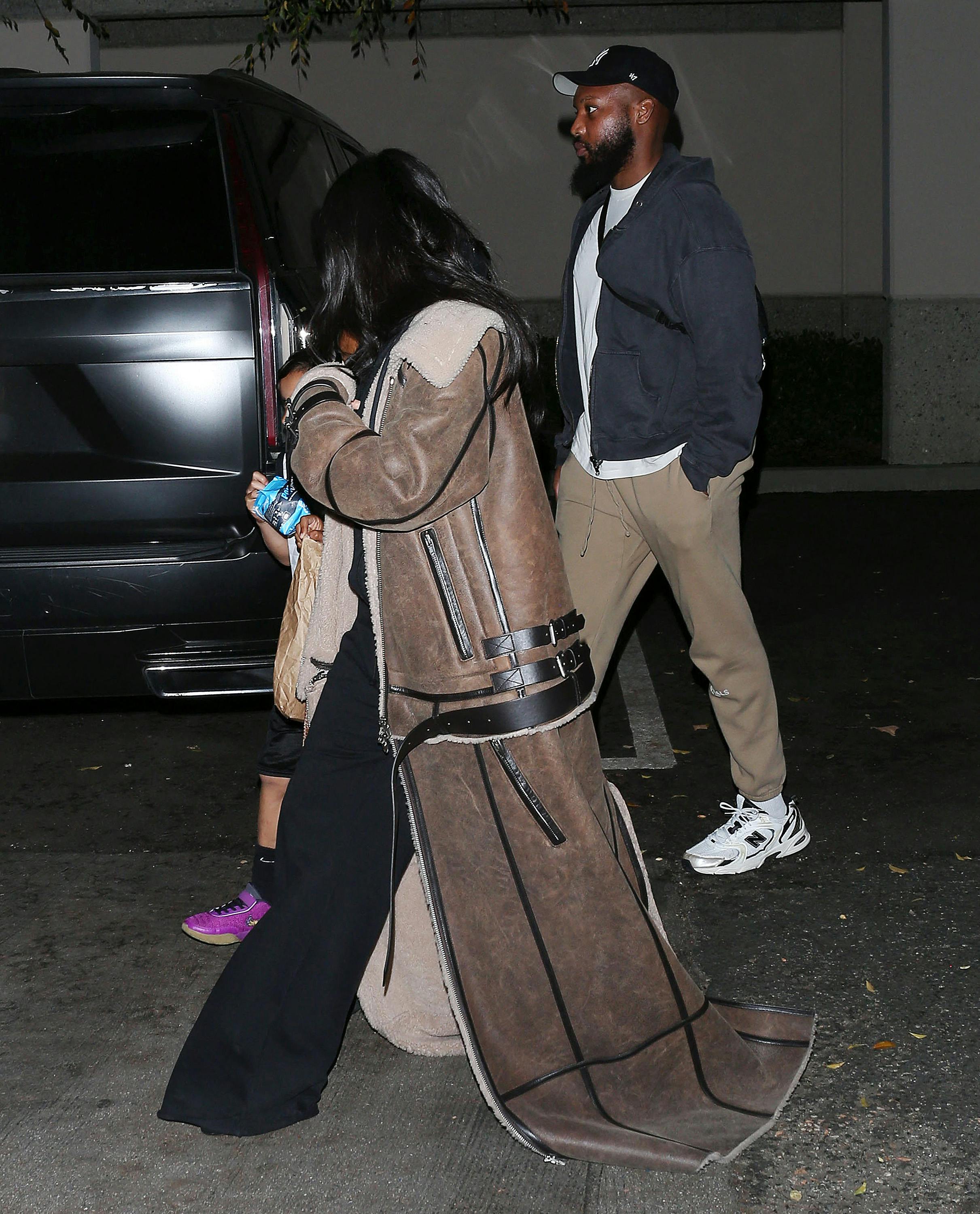 Kim Kardashian og Kanye West forlod kampen sammen med deres søn Saint.