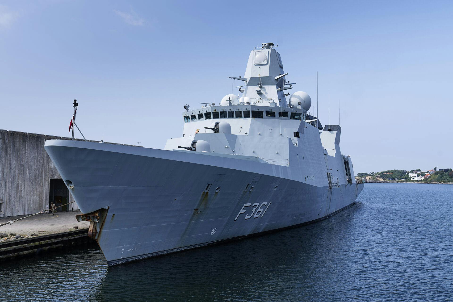 Forsvarets fregat Iver Huitfeldt påbegynder mandag sin afsejling mod Suez.