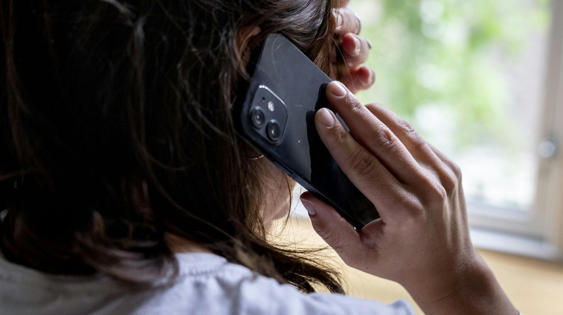 Ung kvinde taler i mobiltelefon, onsdag den 31. maj 2023. (Foto: Ida Marie Odgaard/Ritzau Scanpix)