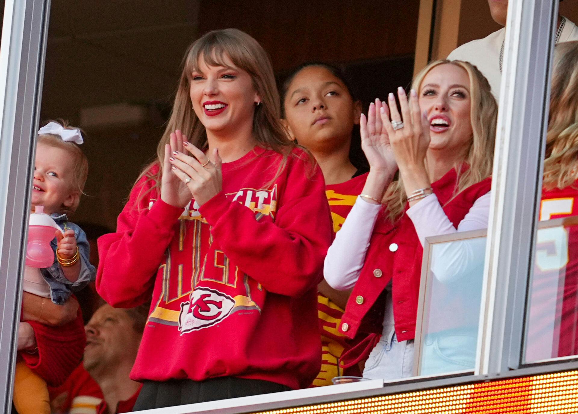 Tilbage i oktober sidste år var Taylor Swift også blandt tilskuerne for at heppe på Kansas City Chiefs og kæresten Travis Kelce.