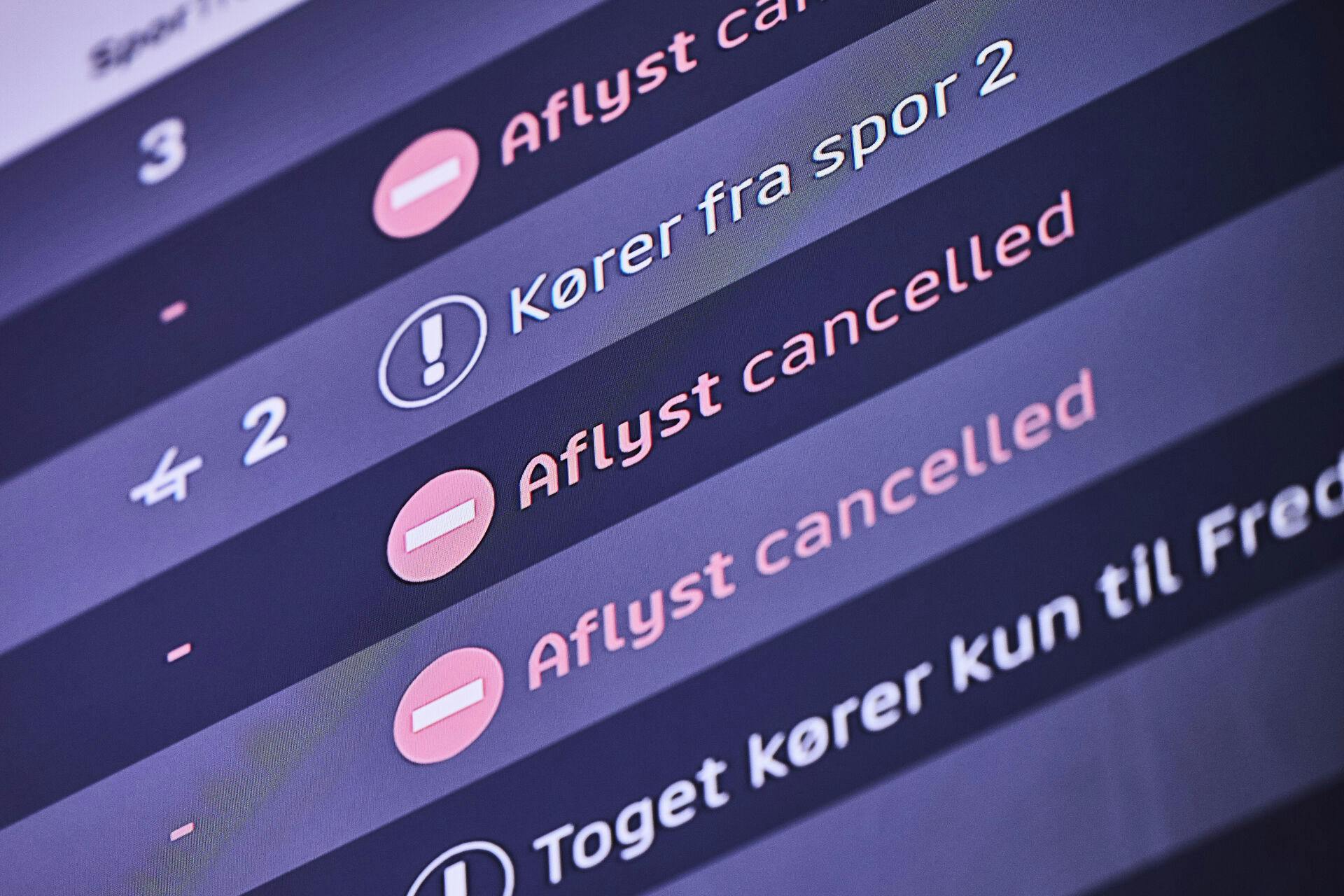 Flere tog mellem Fredericia og Aarhus H er mandag aflyst på grund af akut sporarbejde efter et dæmningsskred.