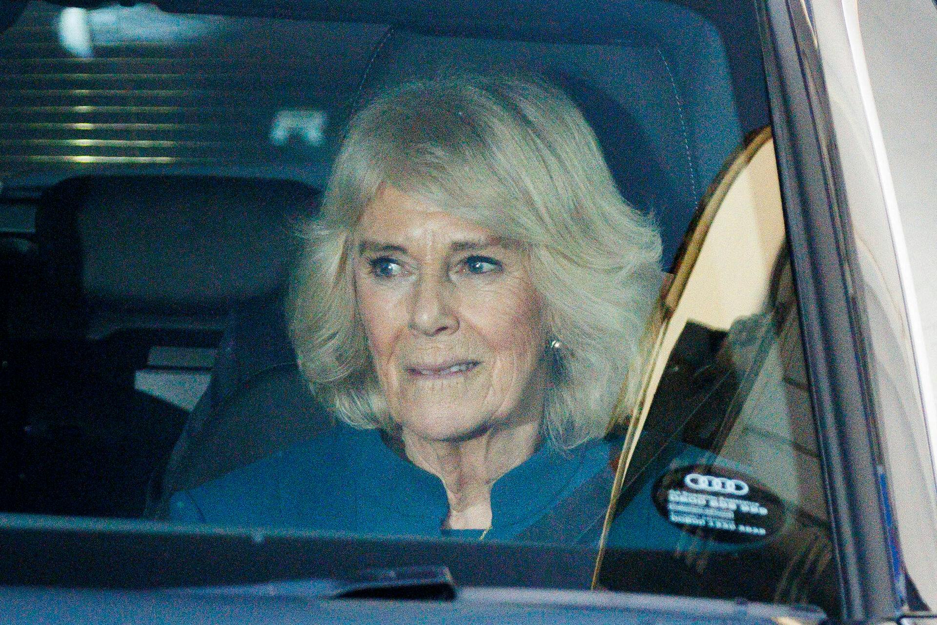 Dronning Camilla forlader The London Clinic, hvor kong Charles har gennemgået sin operation.