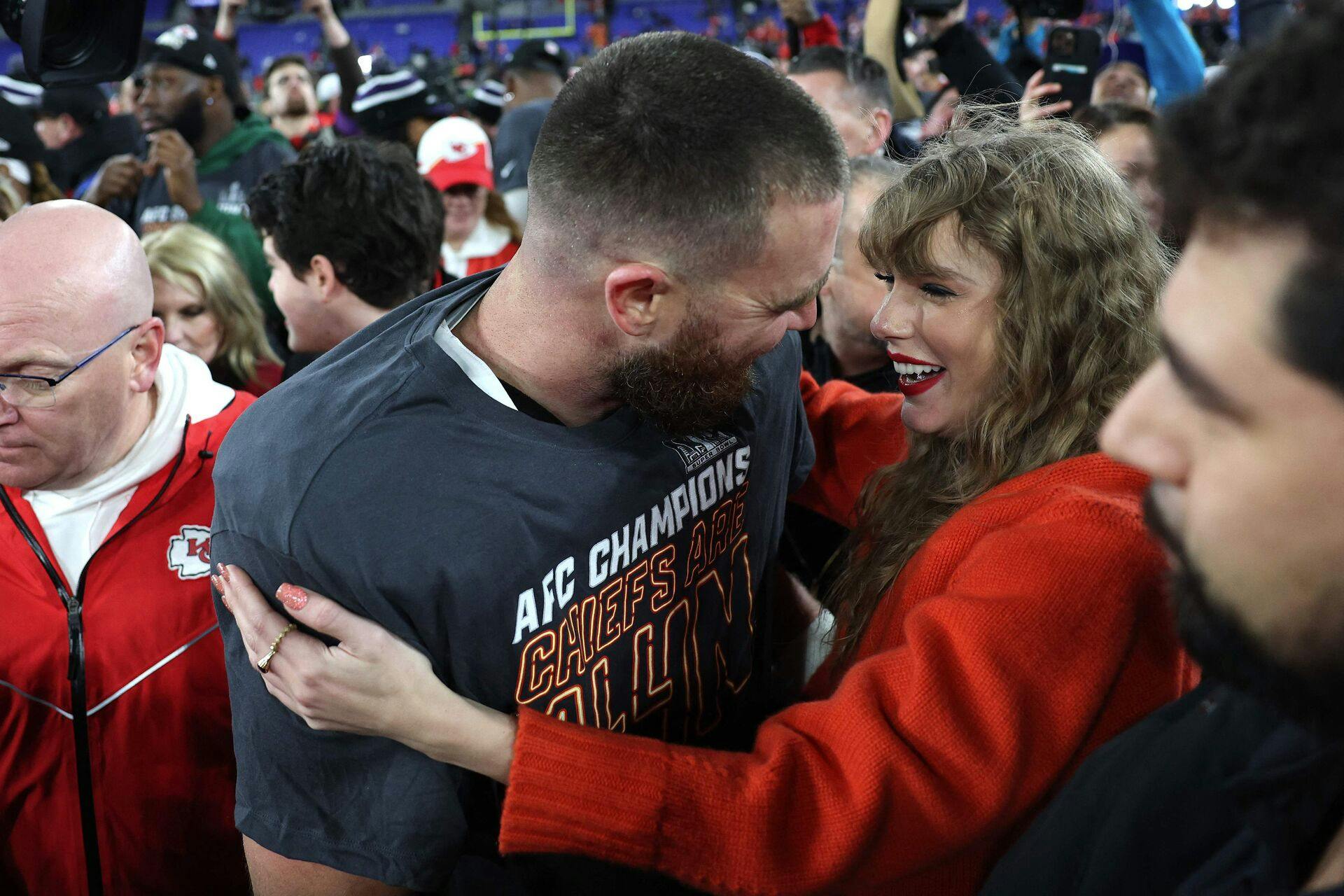 Taylor Swift og Travis Kelce fejrede nattens fodboldsejr. 