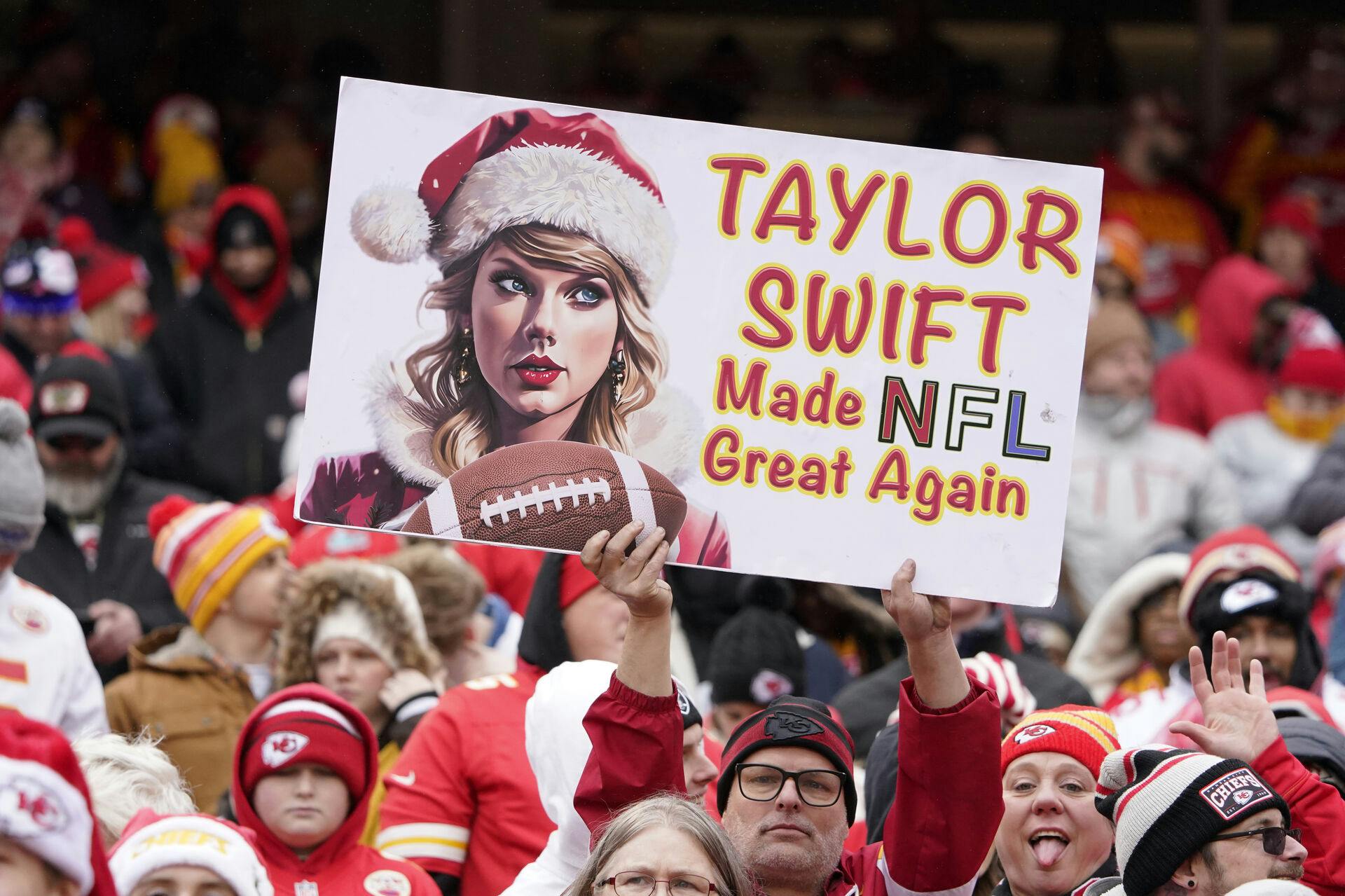 Skilte som dette er begyndt at dukke op blandt publikum til NFL-kampe. "Taylor Swift-effekten" er i den grad ægte.