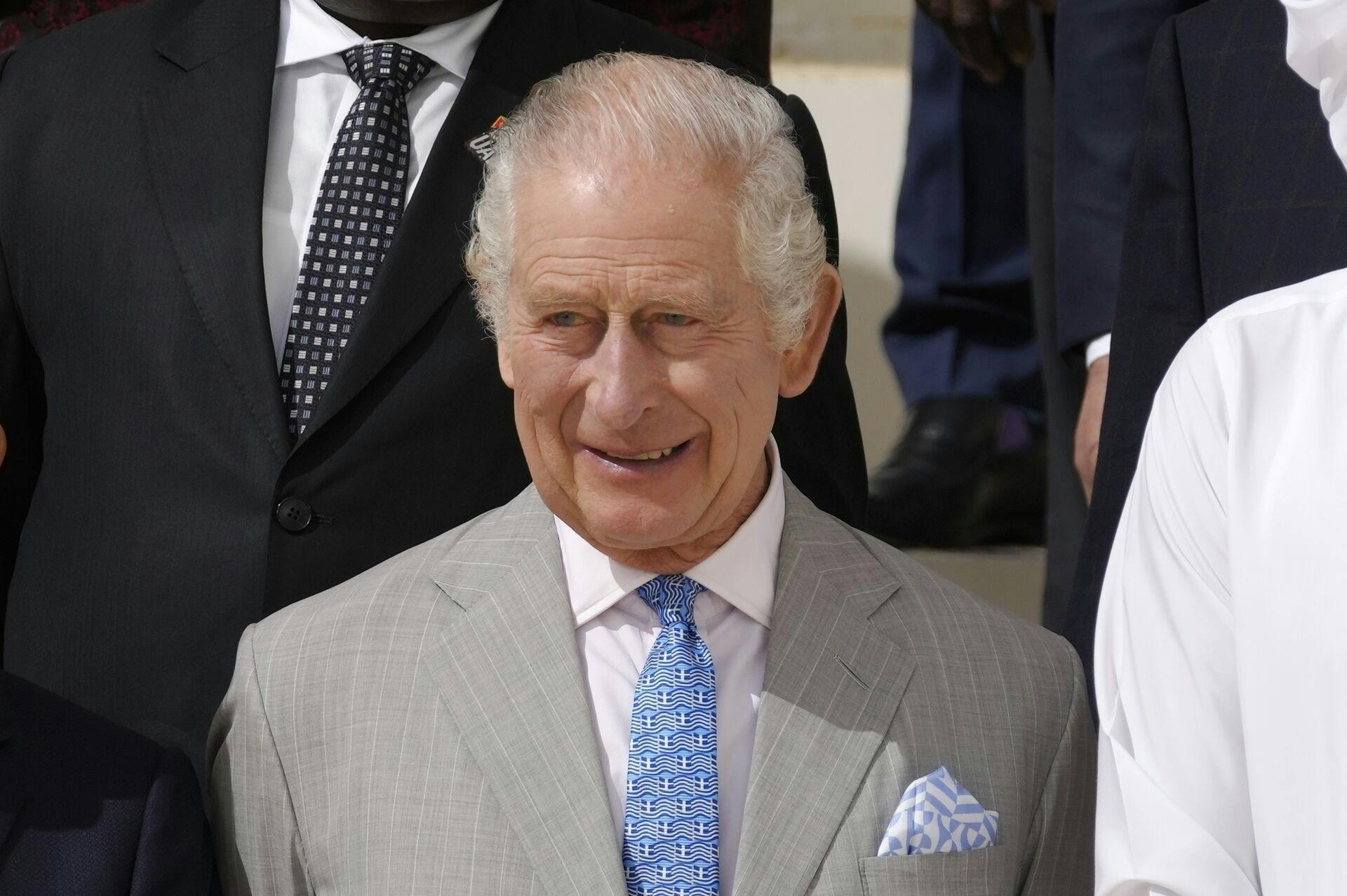 Kong Charles – der fredag blev opereret for en forstørret prostata – er stadig indlagt. 