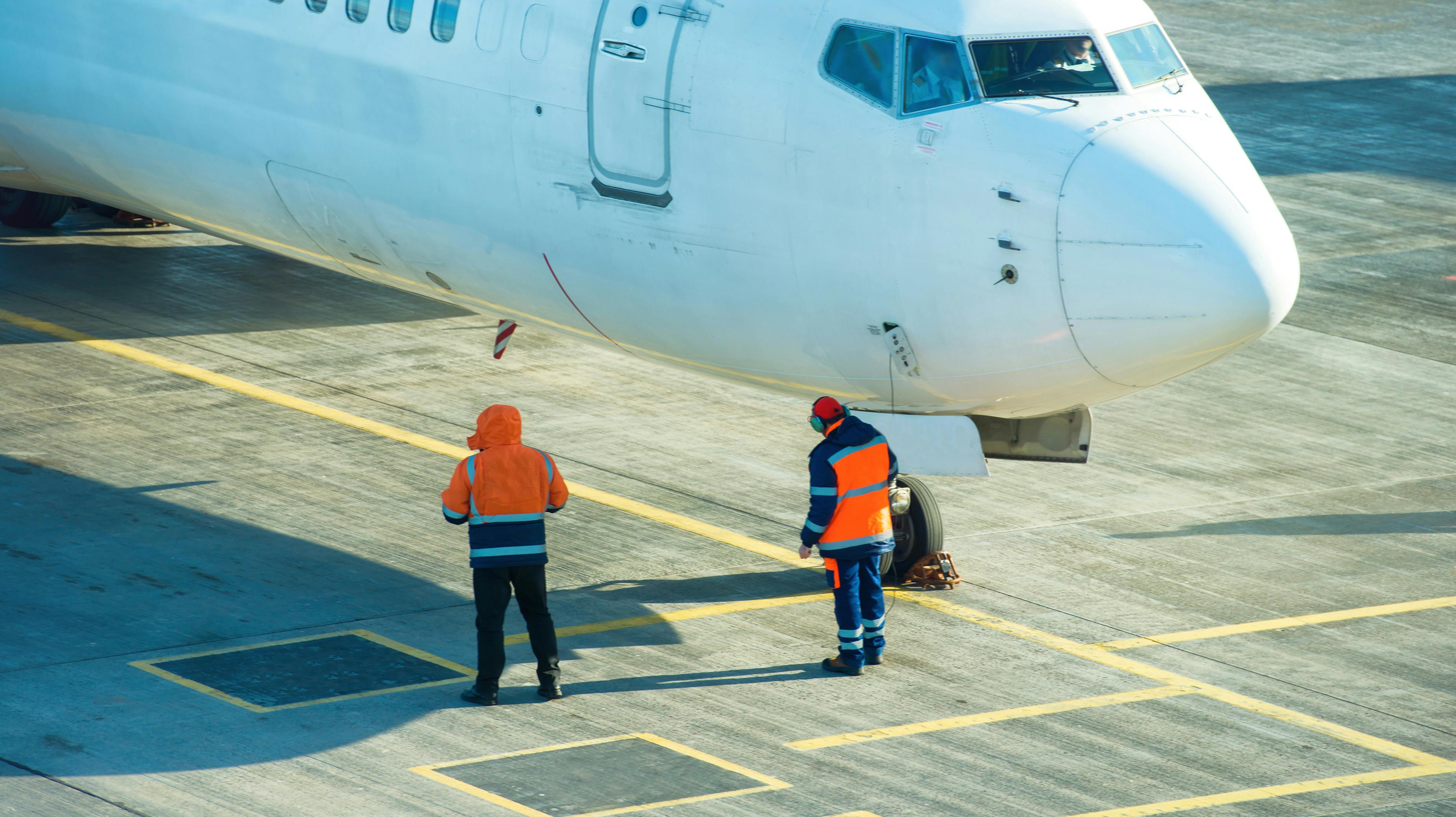 En passager valgte at åbne nøddøren og gå på flyvingen, da flyet blev forsinket. Dette billede har ikke noget med den pågældende sag at gøre.