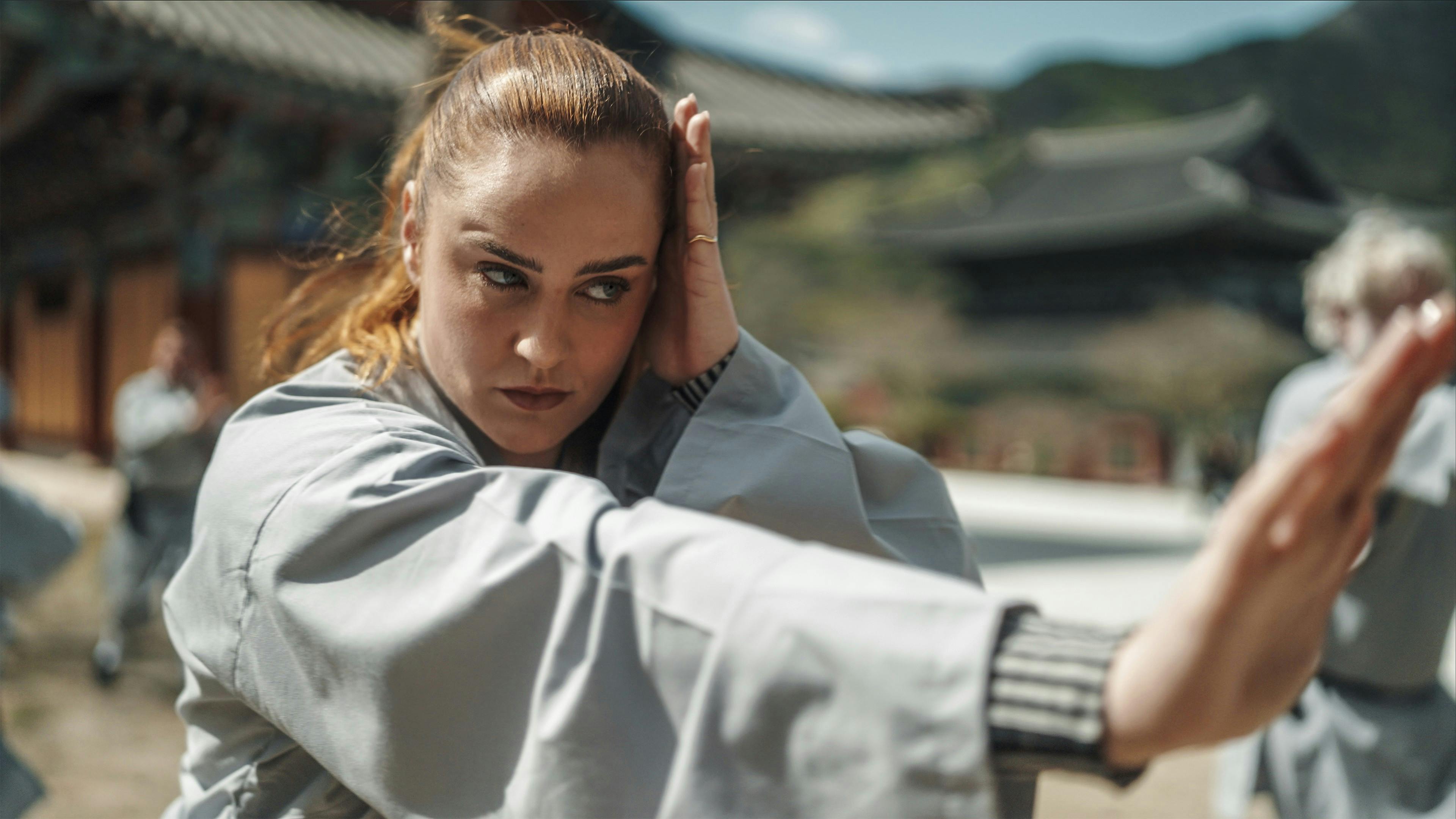 Sammen med otte andre kendte danskere har Sarah Bro i 12 dage trænet og levet som Shaolin-masters i Dogapsa-templet i Sydkorea.