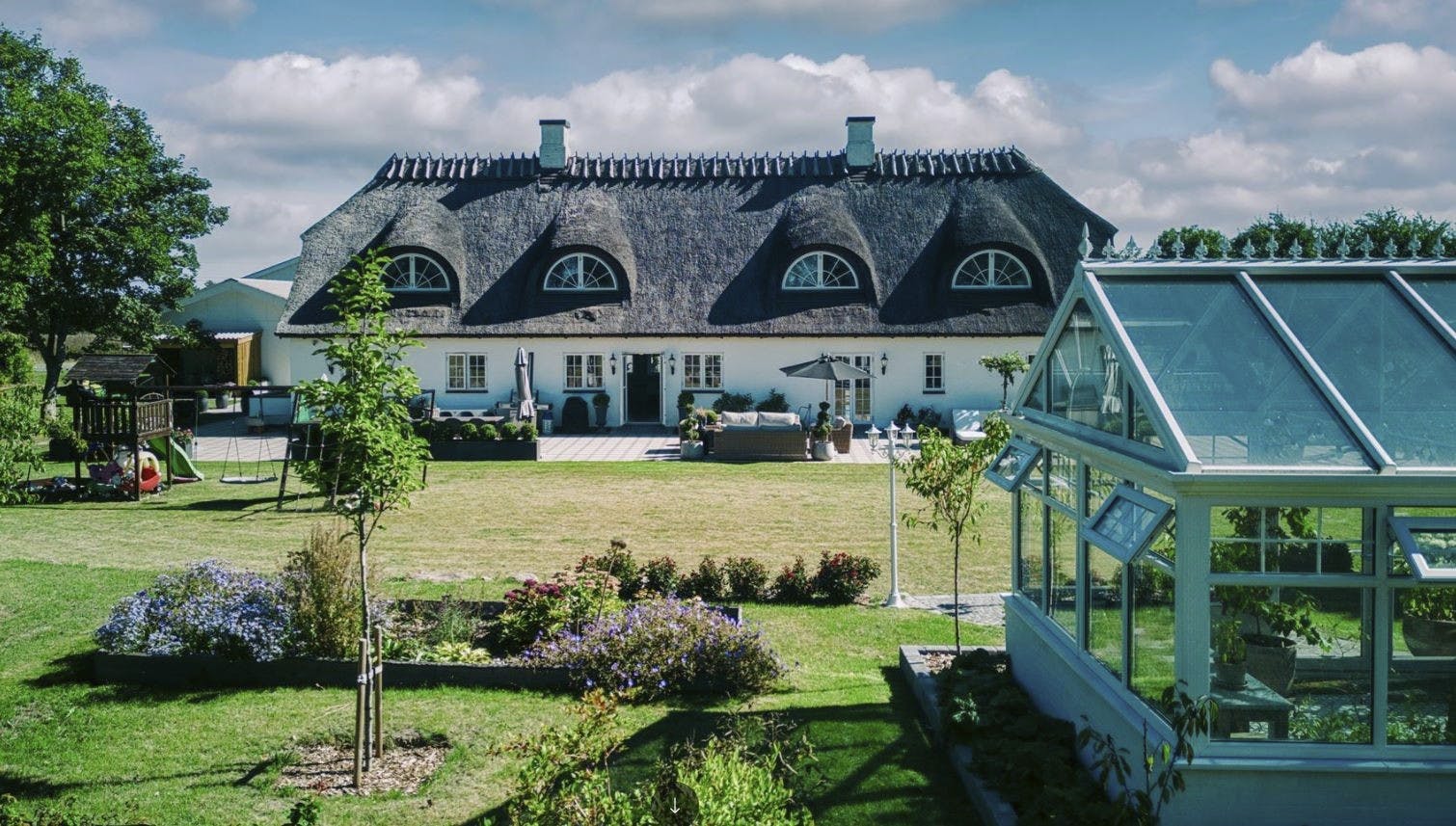 https://imgix.seoghoer.dk/2024-01-29/mikkel-kessler-ejendom-sengelose-hus-have-og-orangeri-foto-phil.jpg