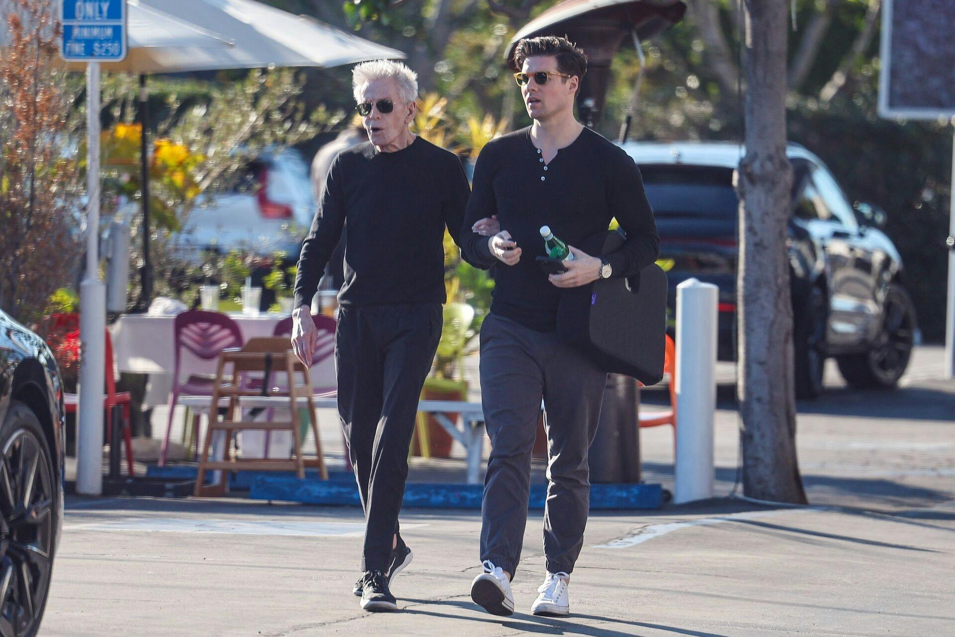 Modeikonet Calvin Klein, 81, holdt kærligt sin unge kærlighed – 35-årige Kevin Baker – under armen, da de to forleden blev fotograferet i Los Angeles. 