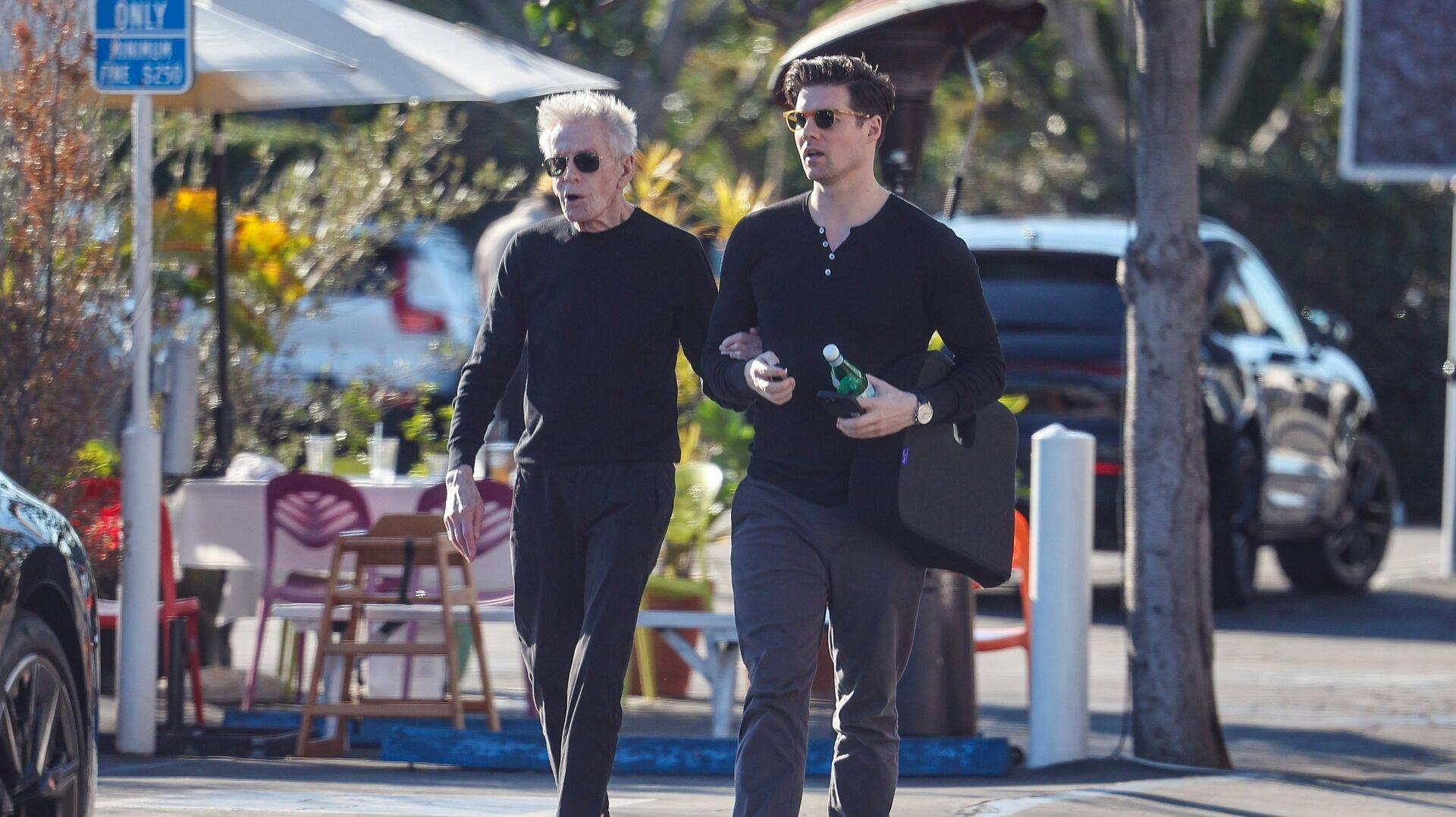 Modeikonet Calvin Klein, 81, holdt kærligt sin unge kærlighed – 35-årige Kevin Baker – under armen, da de to forleden blev fotograferet i Los Angeles.