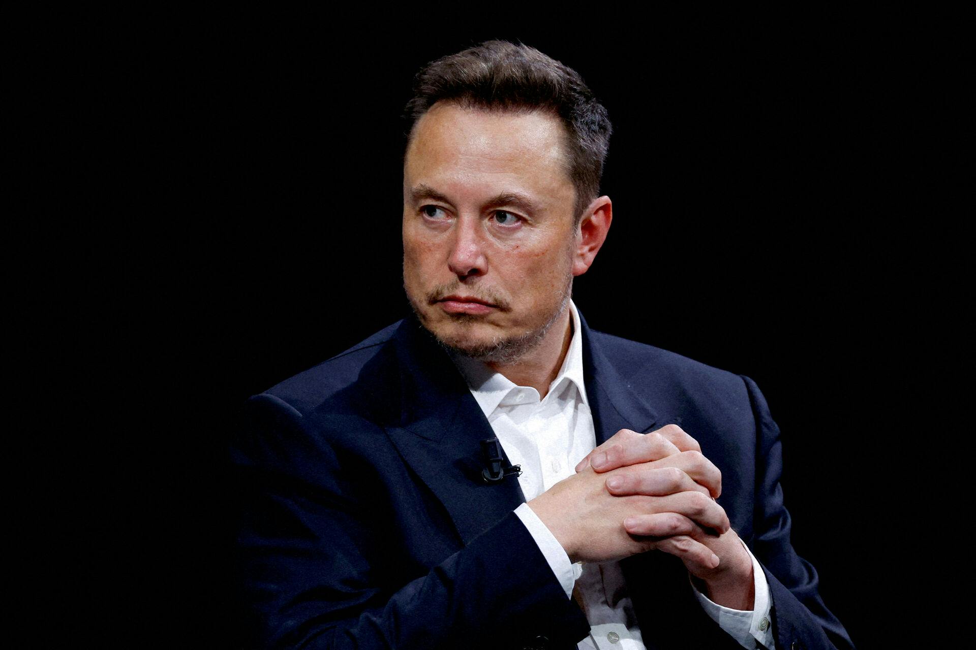 Milliardær Elon Musk skriver på X, at et menneske har fået implanteret en hjernechip fra Neuralink.