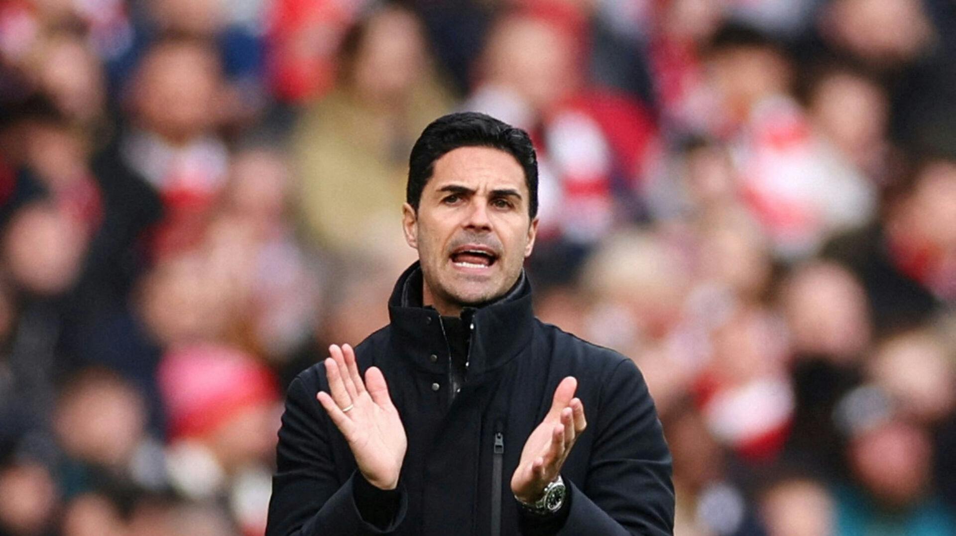 Mikel Arteta ryster på hovedet ad rygter om, at han skulle være på vej til at stoppe i Arsenal.