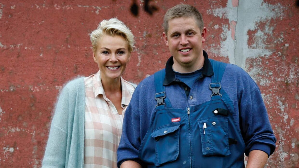 TV-vært Lene Beier sammen med landmanden Martin Grodon Iversen.