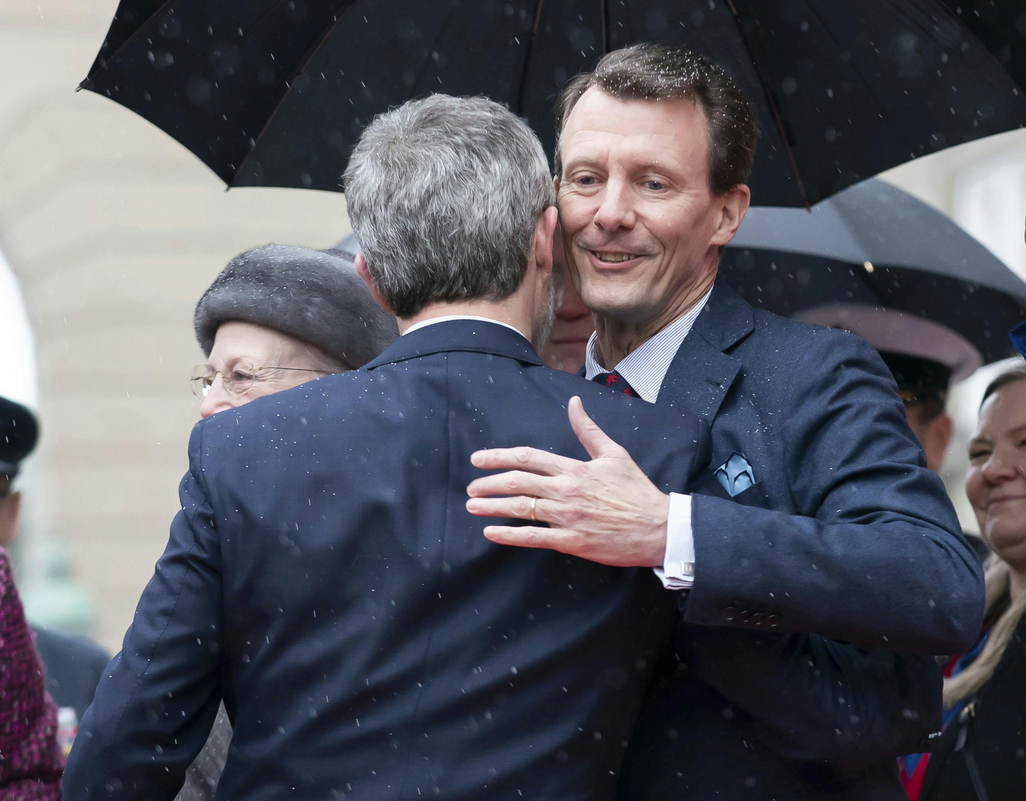Lige nu er brormand på behørig afstand, men når Joachim en dag vender tilbage til Danmark, skal Frede finde ud af, hvad lillebrors plads i monarkiet skal være.
